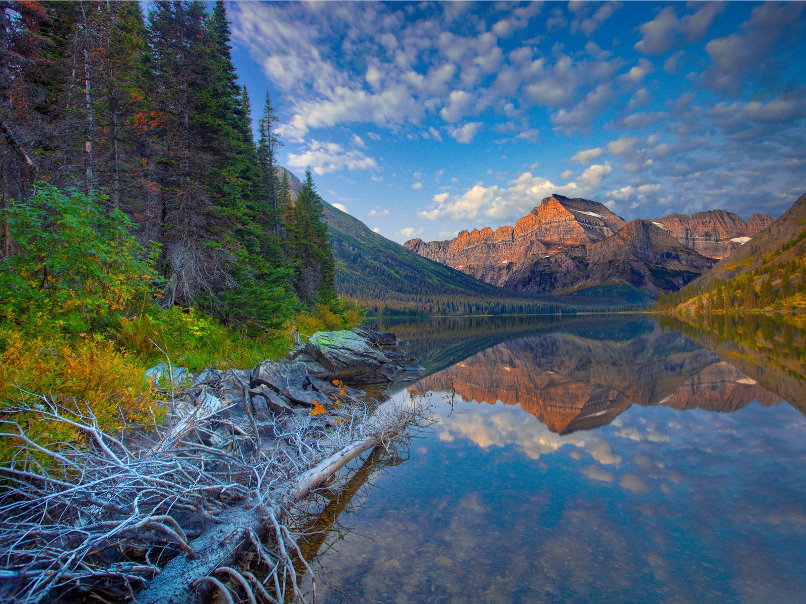 Обои небо, lake josephine, облака, озеро, горы, природа, лес, монтана, национальный парк глейшер, the sky, clouds, lake, mountains, nature, forest, montana, glacier national park разрешение 5000x3330 Загрузить