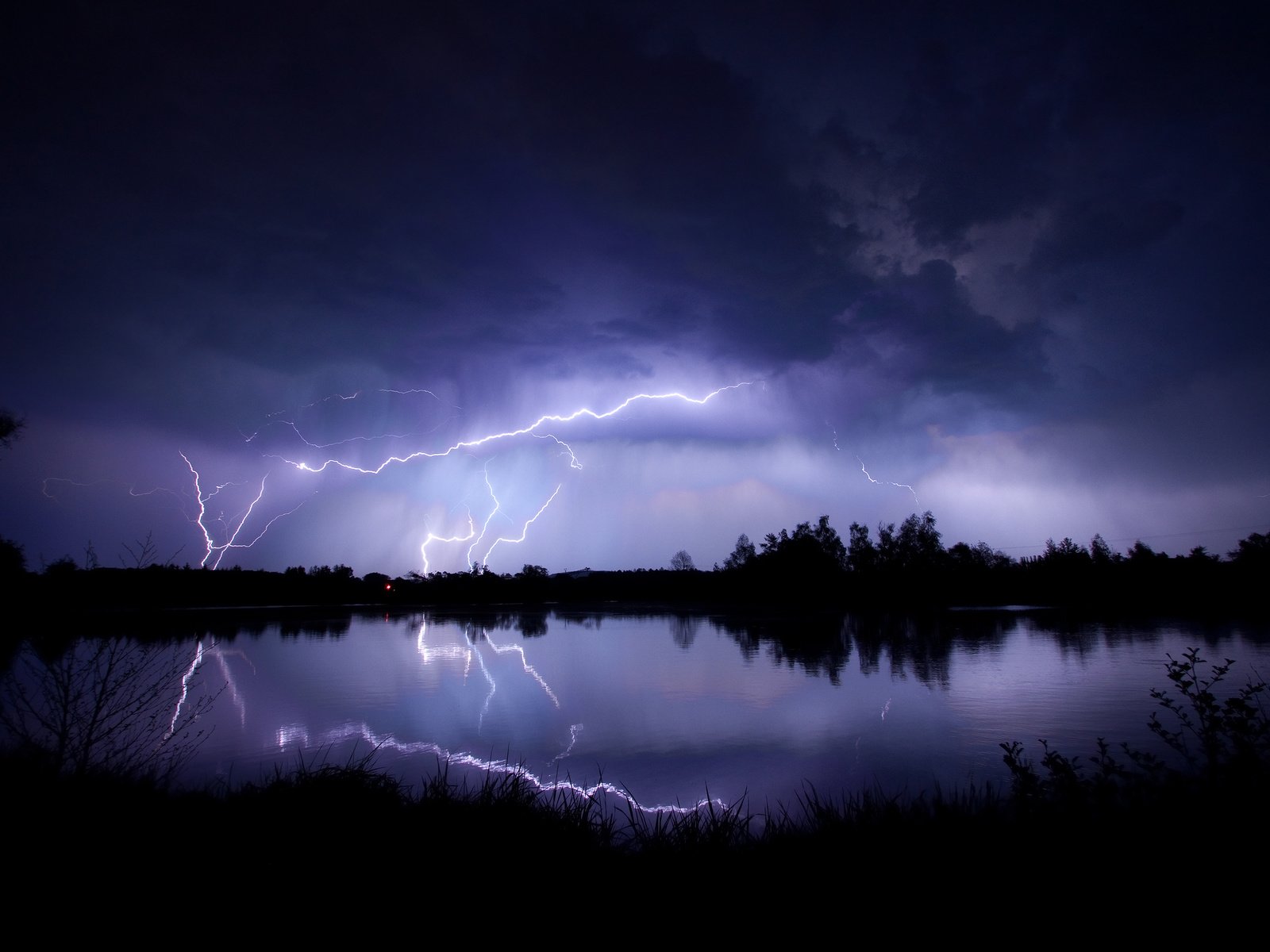 Обои небо, вечер, озеро, тучи, отражение, молния, молнии, гроза, the sky, the evening, lake, clouds, reflection, lightning, zipper, the storm разрешение 2560x1700 Загрузить