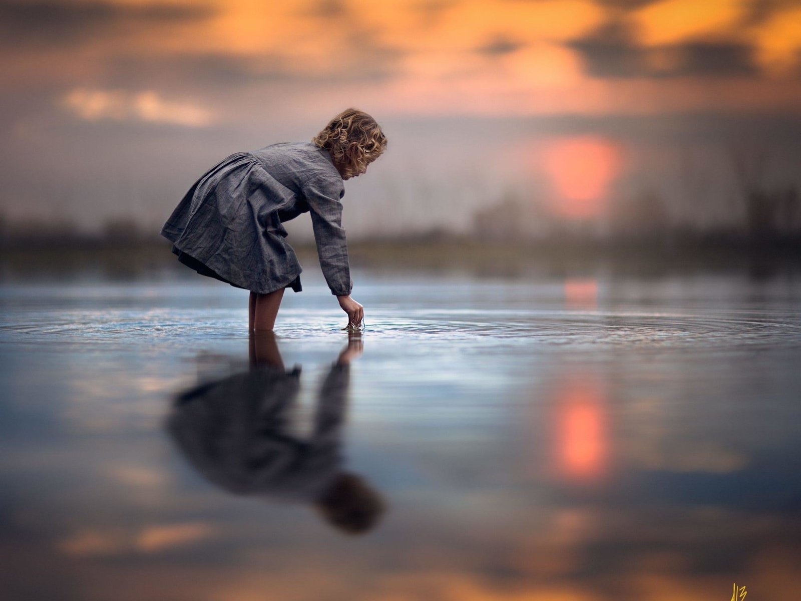 Обои вода, jake olson studios, закат, отражение, платье, дети, девочка, волосы, ребенок, water, sunset, reflection, dress, children, girl, hair, child разрешение 2000x1687 Загрузить