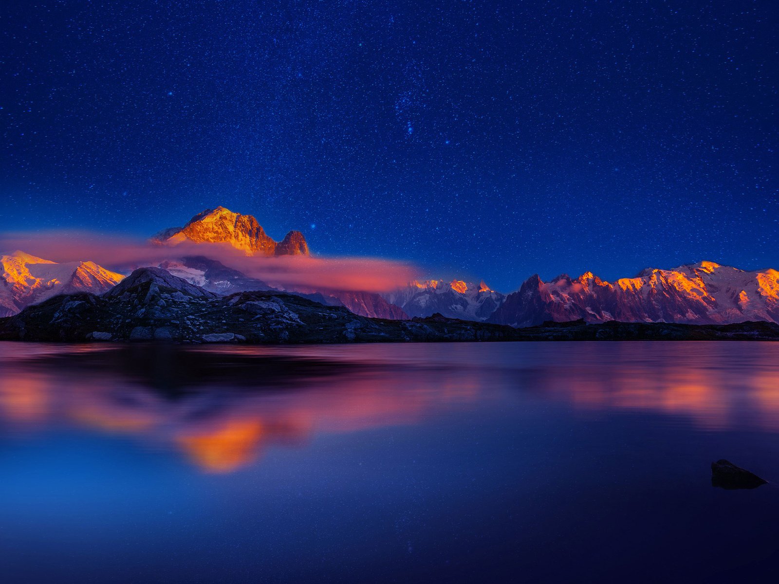 Обои небо, озеро, горы, закат, отражение, звезды, туман, the sky, lake, mountains, sunset, reflection, stars, fog разрешение 2160x1920 Загрузить