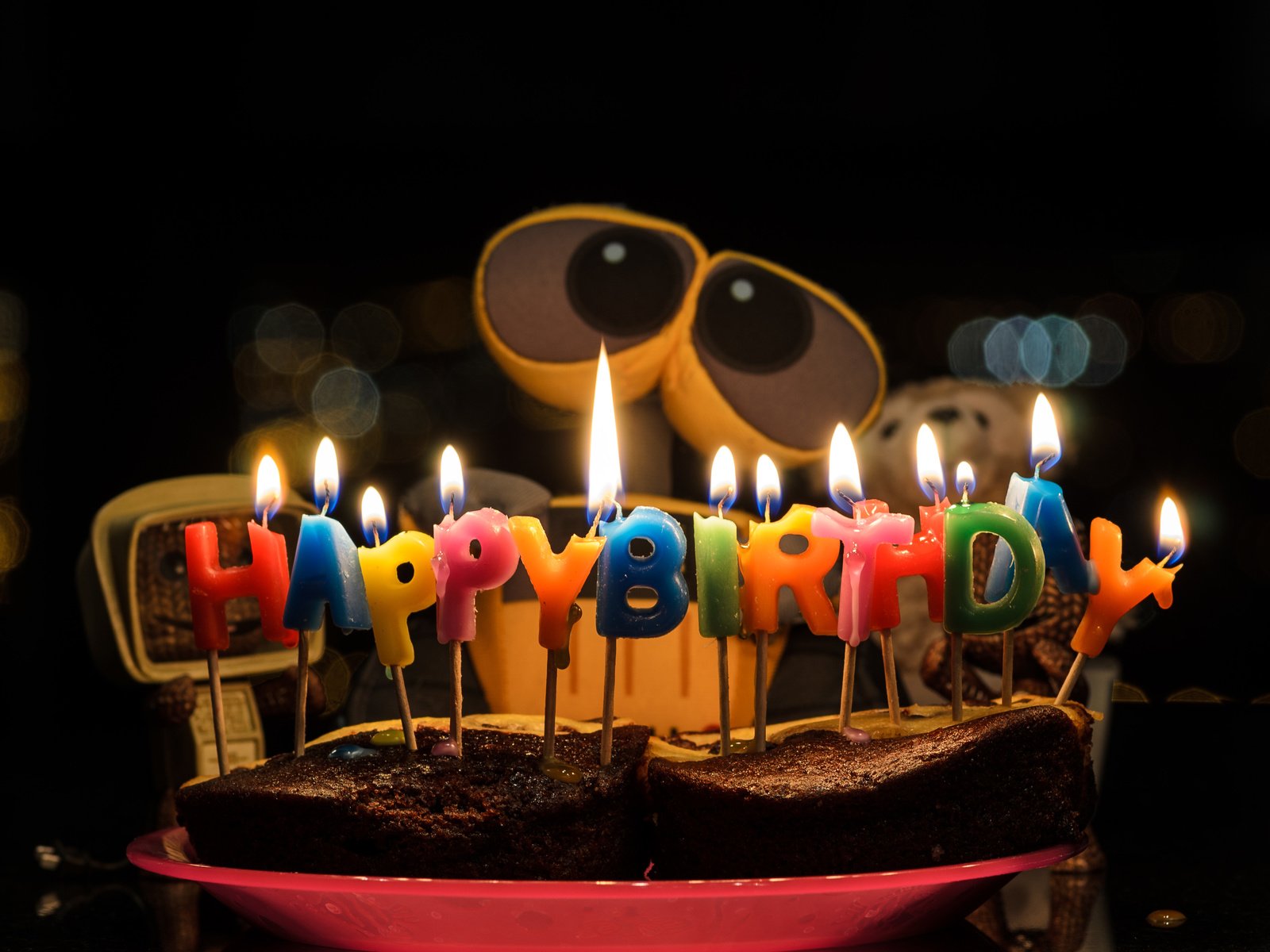 Обои свечи, робот, мультфильм, валли, день рождения, пирог, -день рождения, candles, robot, cartoon, valley, birthday, pie, -birthday разрешение 4109x3175 Загрузить