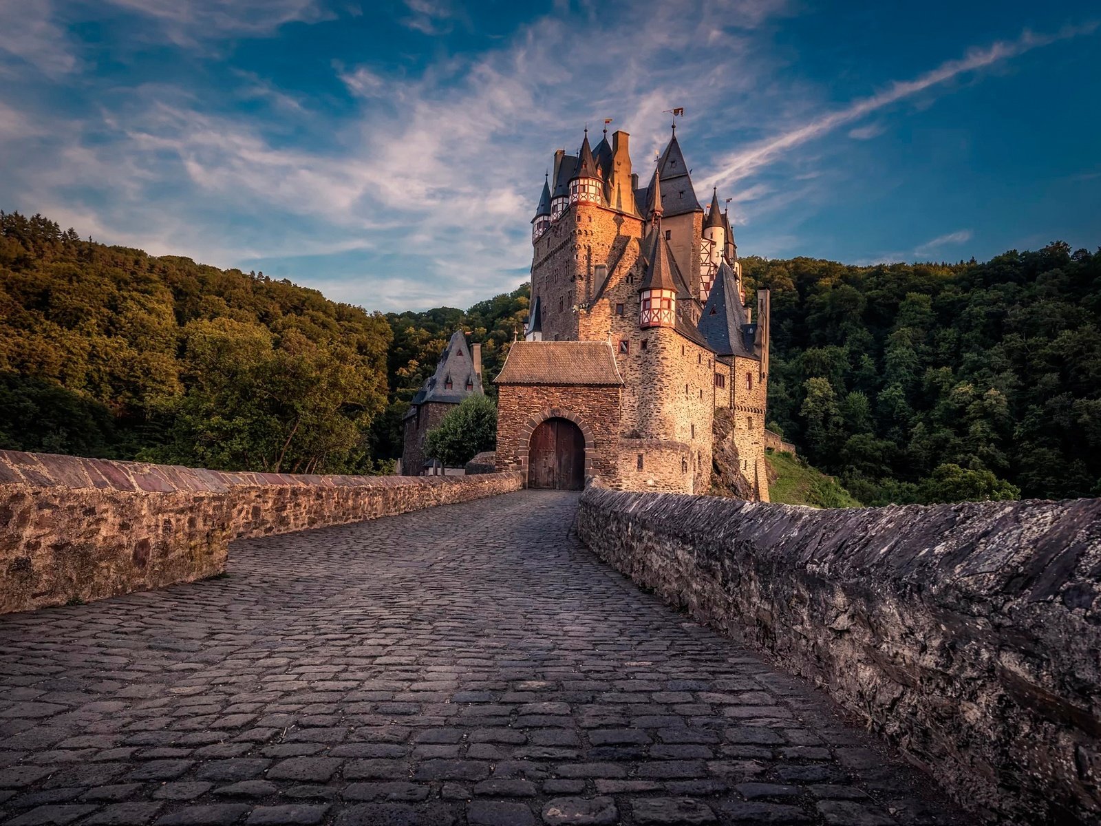 Обои небо, облака, лес, закат, замок, германия, burg eltz, the sky, clouds, forest, sunset, castle, germany разрешение 2000x1335 Загрузить