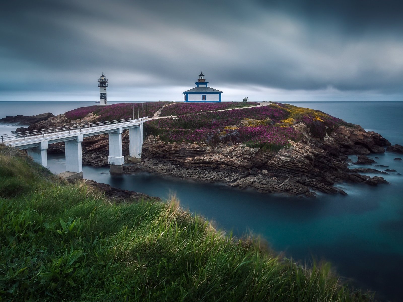 Обои природа, пейзаж, море, маяк, мост, испании, isla pancha, galicia, nature, landscape, sea, lighthouse, bridge, spain разрешение 2048x1216 Загрузить