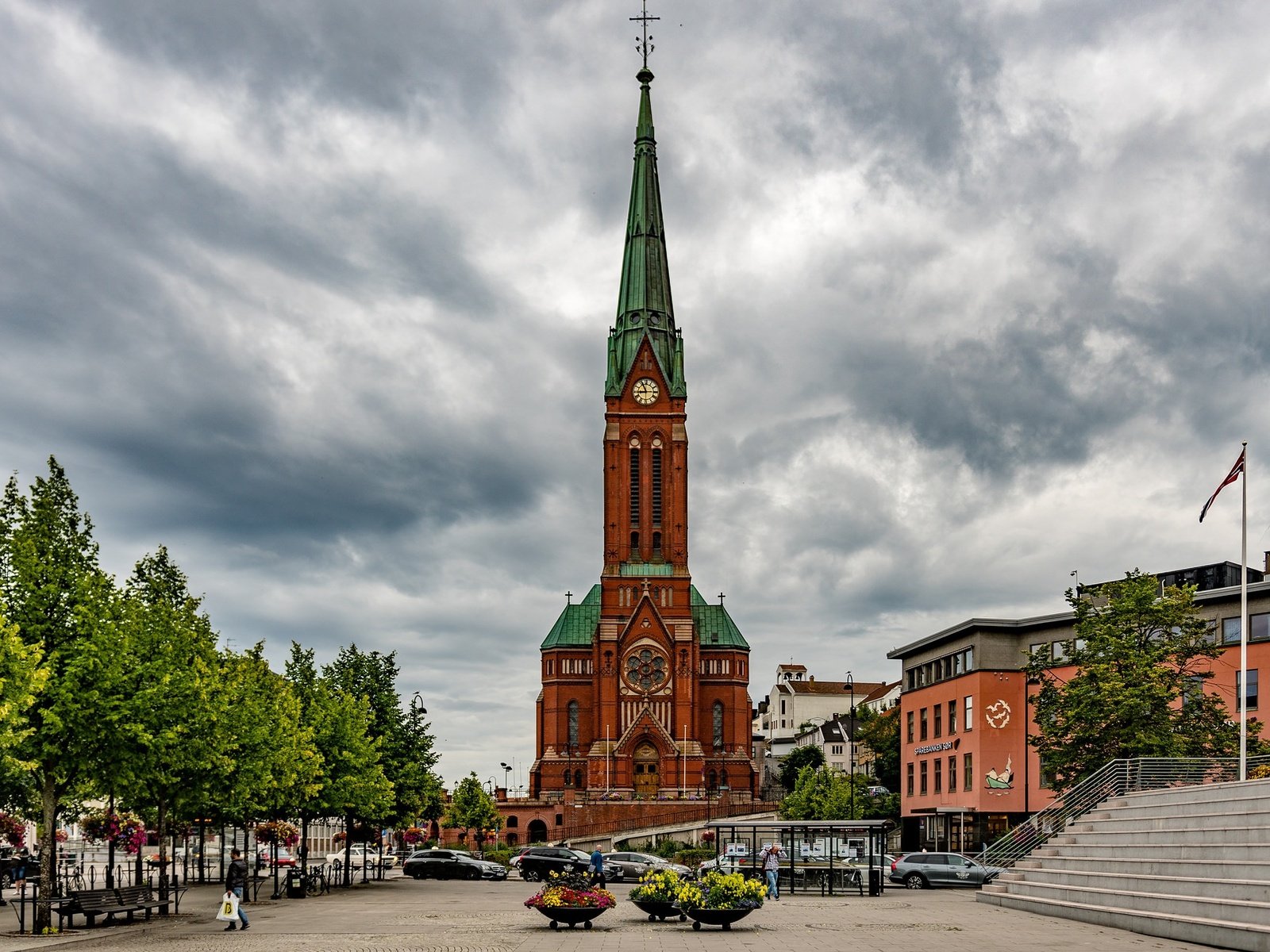 Обои небо, облака, деревья, город, норвегия, арендал, the sky, clouds, trees, the city, norway, arendal разрешение 2048x1304 Загрузить