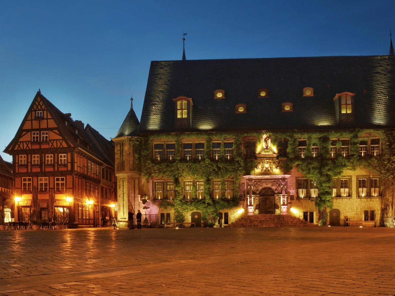 Обои огни, вечер, дома, площадь, германия, ратуша, quedlinburg, lights, the evening, home, area, germany, town hall разрешение 3000x1870 Загрузить