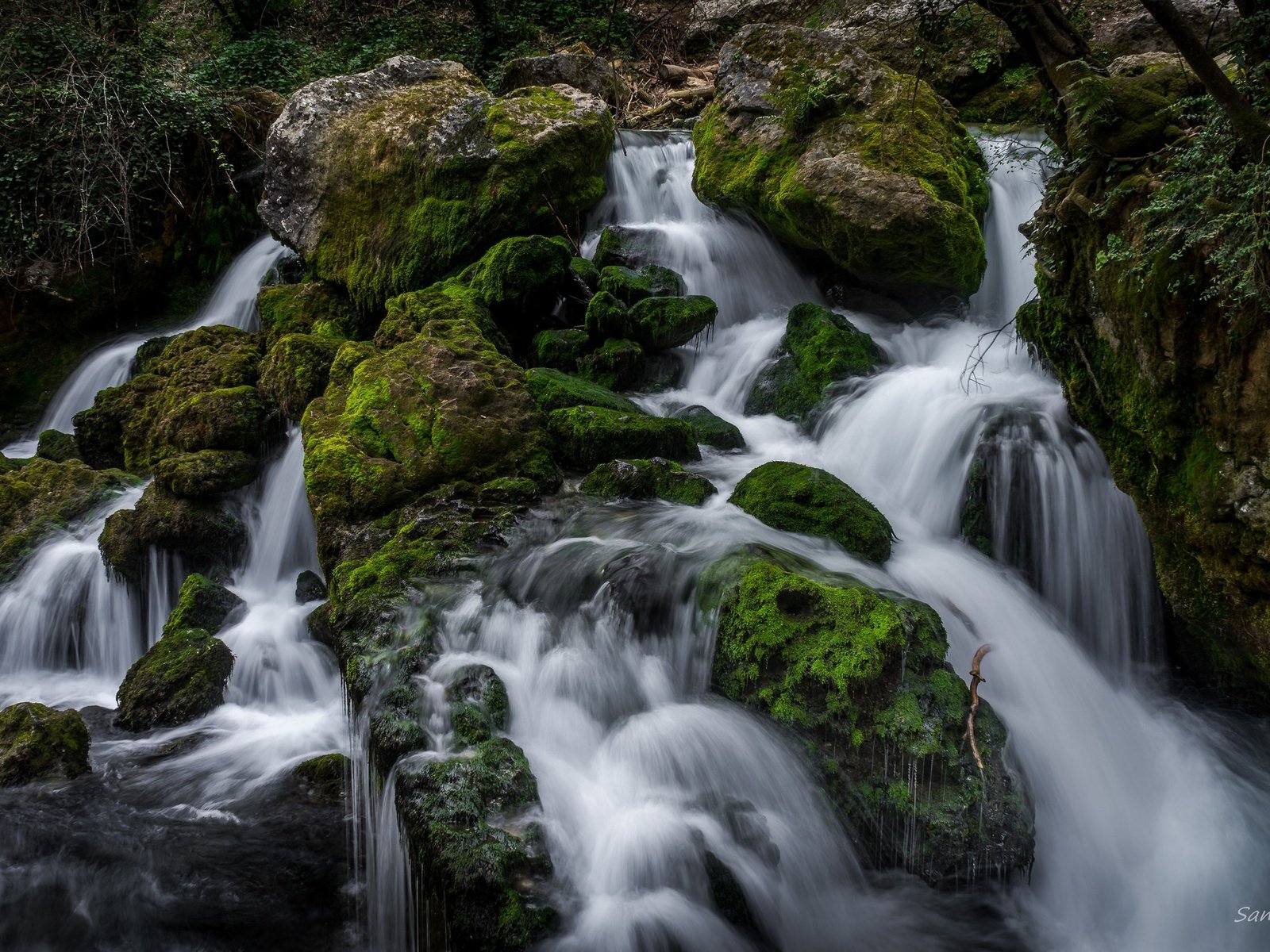 Обои вода, камни, водопад, мох, water, stones, waterfall, moss разрешение 2048x1365 Загрузить