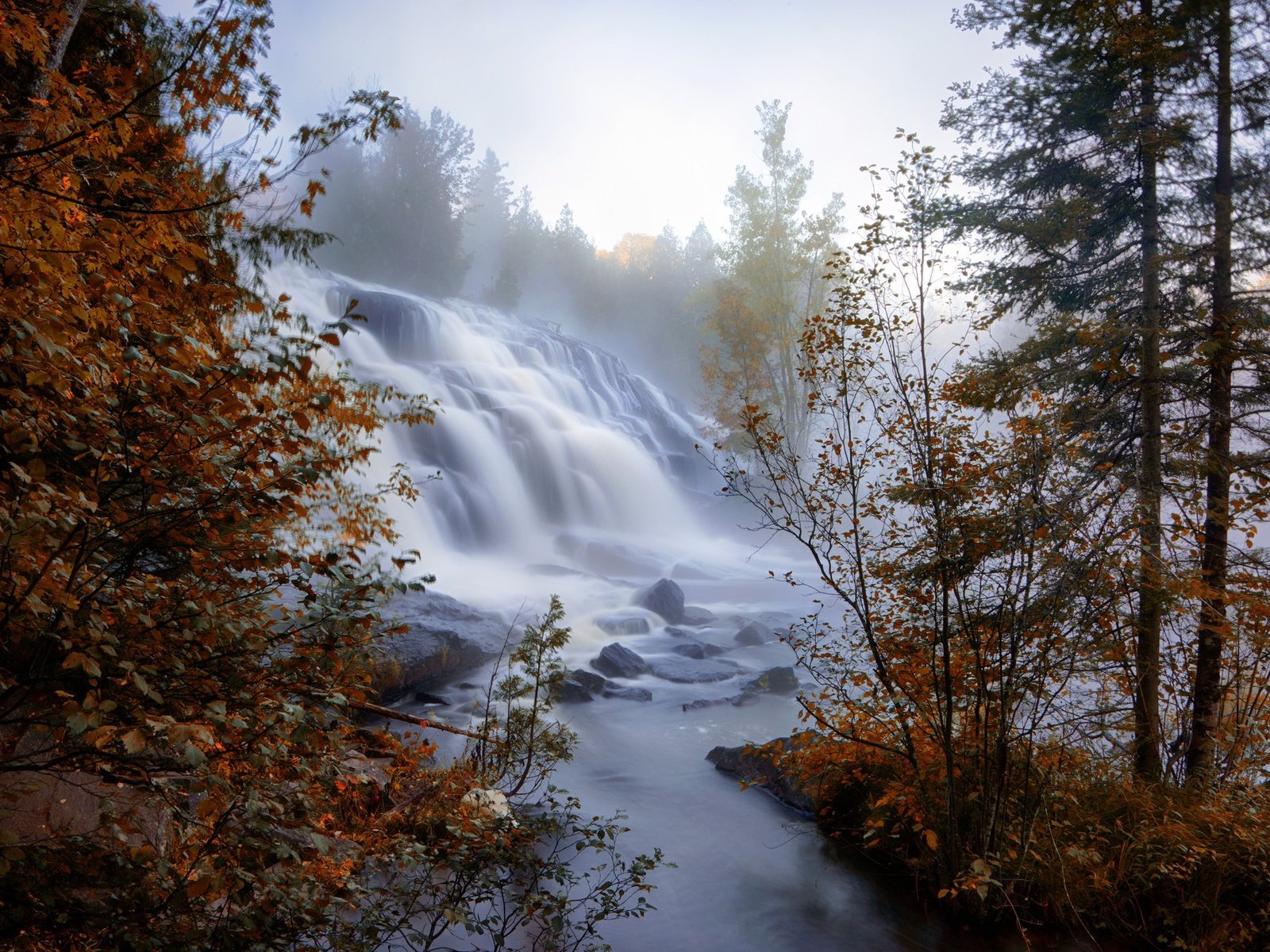 Обои деревья, река, туман, ветки, водопад, осень, trees, river, fog, branches, waterfall, autumn разрешение 2048x1358 Загрузить