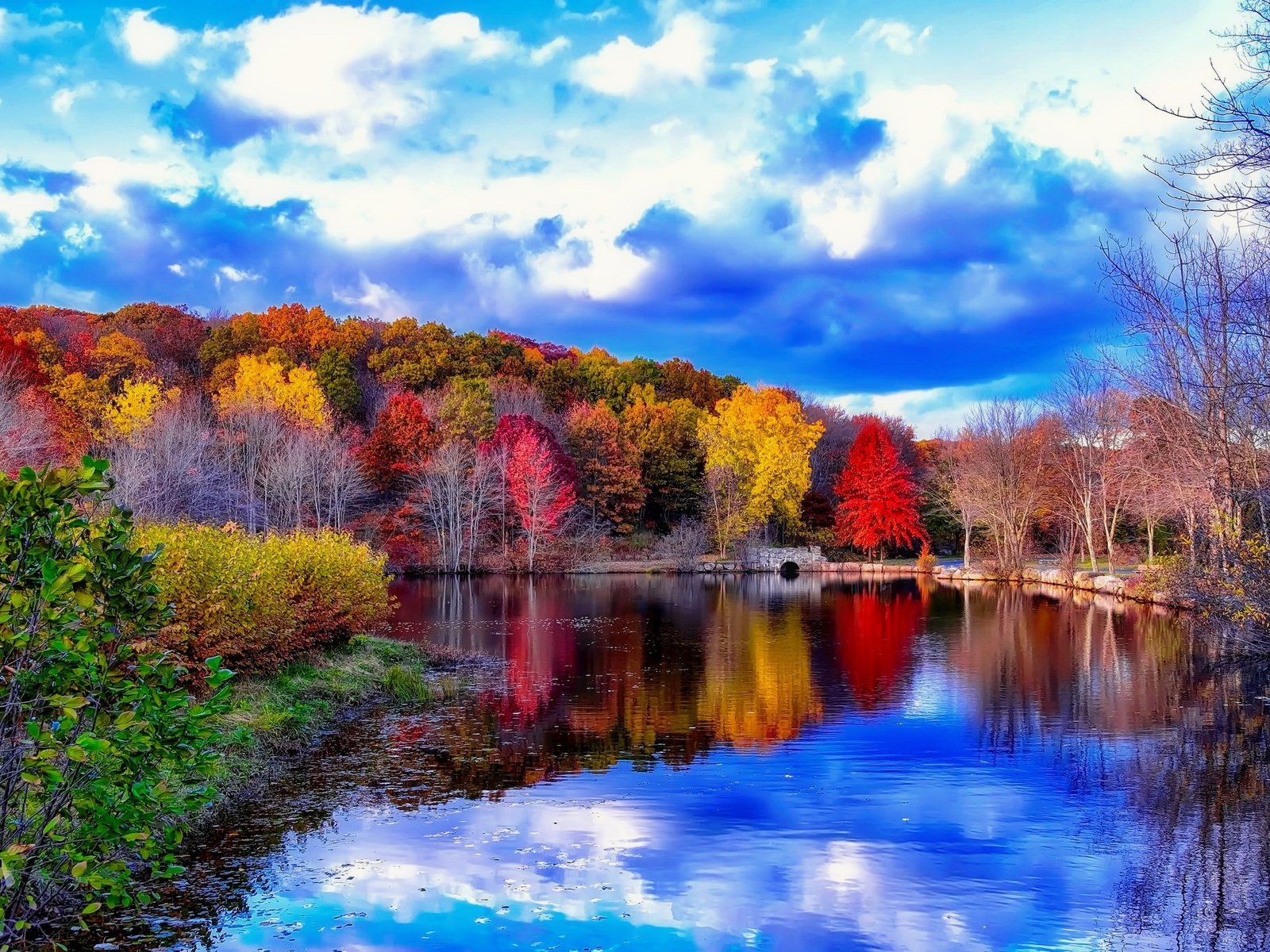 Обои небо, облака, деревья, река, мостик, отражение, осень, the sky, clouds, trees, river, the bridge, reflection, autumn разрешение 2048x1376 Загрузить