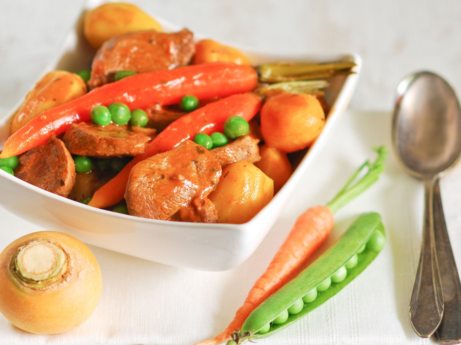 Обои овощи, мясо, горох, морковь, репа, vegetables, meat, peas, carrots, turnips разрешение 2880x1800 Загрузить