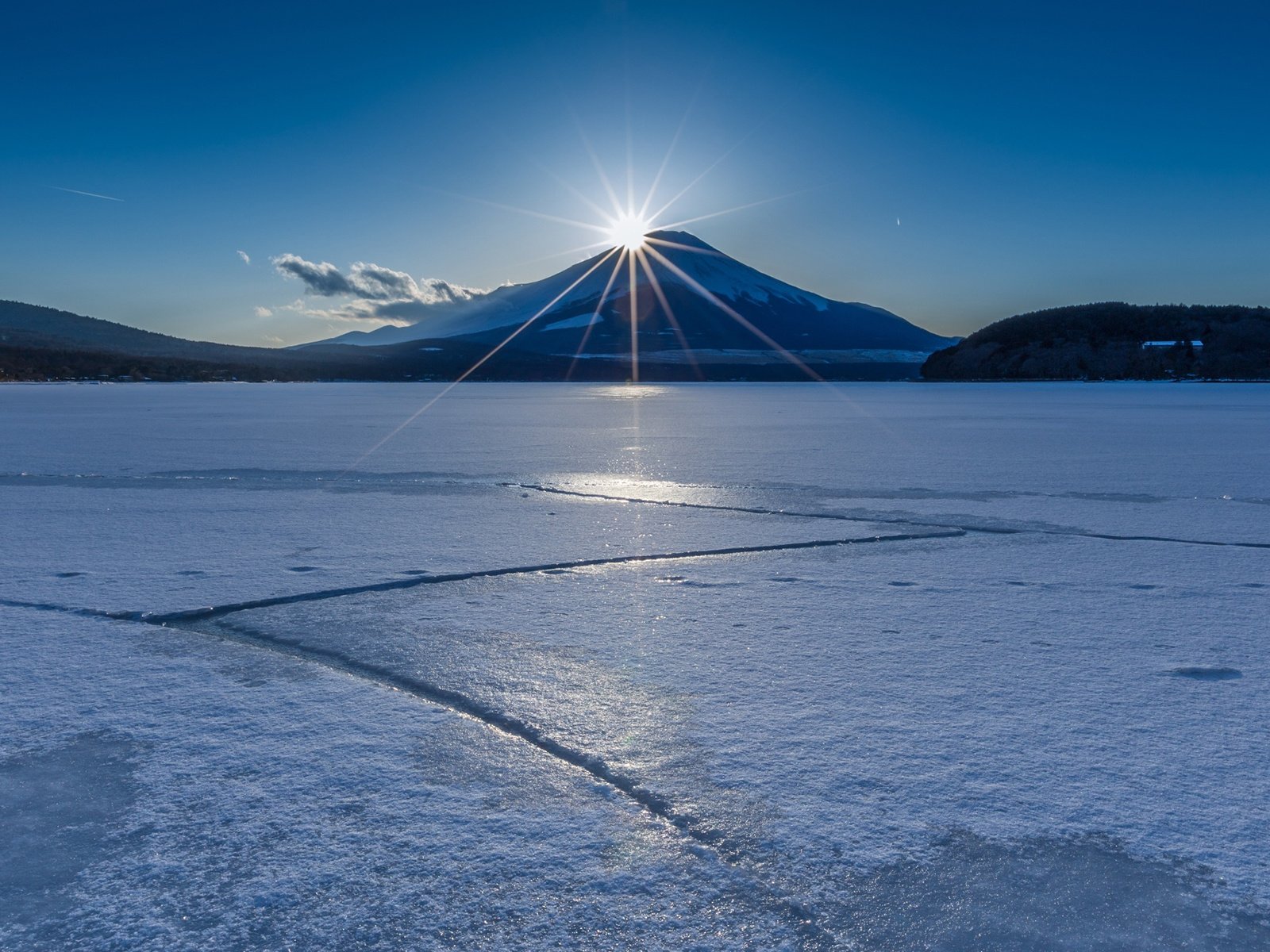 Обои озеро, горы, природа, зима, пейзаж, лёд, lake, mountains, nature, winter, landscape, ice разрешение 1920x1200 Загрузить