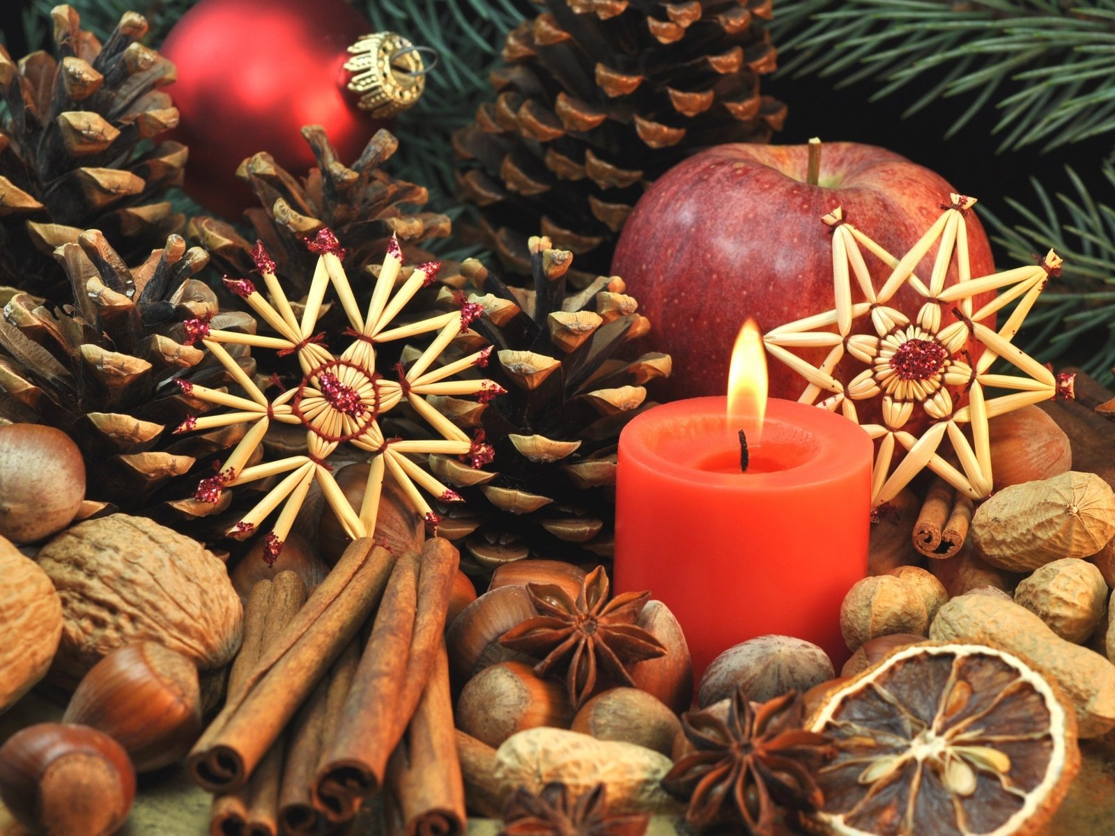 Обои пряности, новый год, орехи, звезды, корица, яблоко, свеча, рождество, шишки, spices, new year, nuts, stars, cinnamon, apple, candle, christmas, bumps разрешение 2880x1800 Загрузить