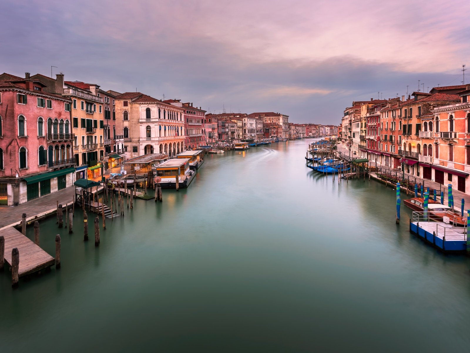 Обои закат, панорама, венеция, канал, италия, grand canal, rialto bridge, sunset, panorama, venice, channel, italy разрешение 5760x3840 Загрузить