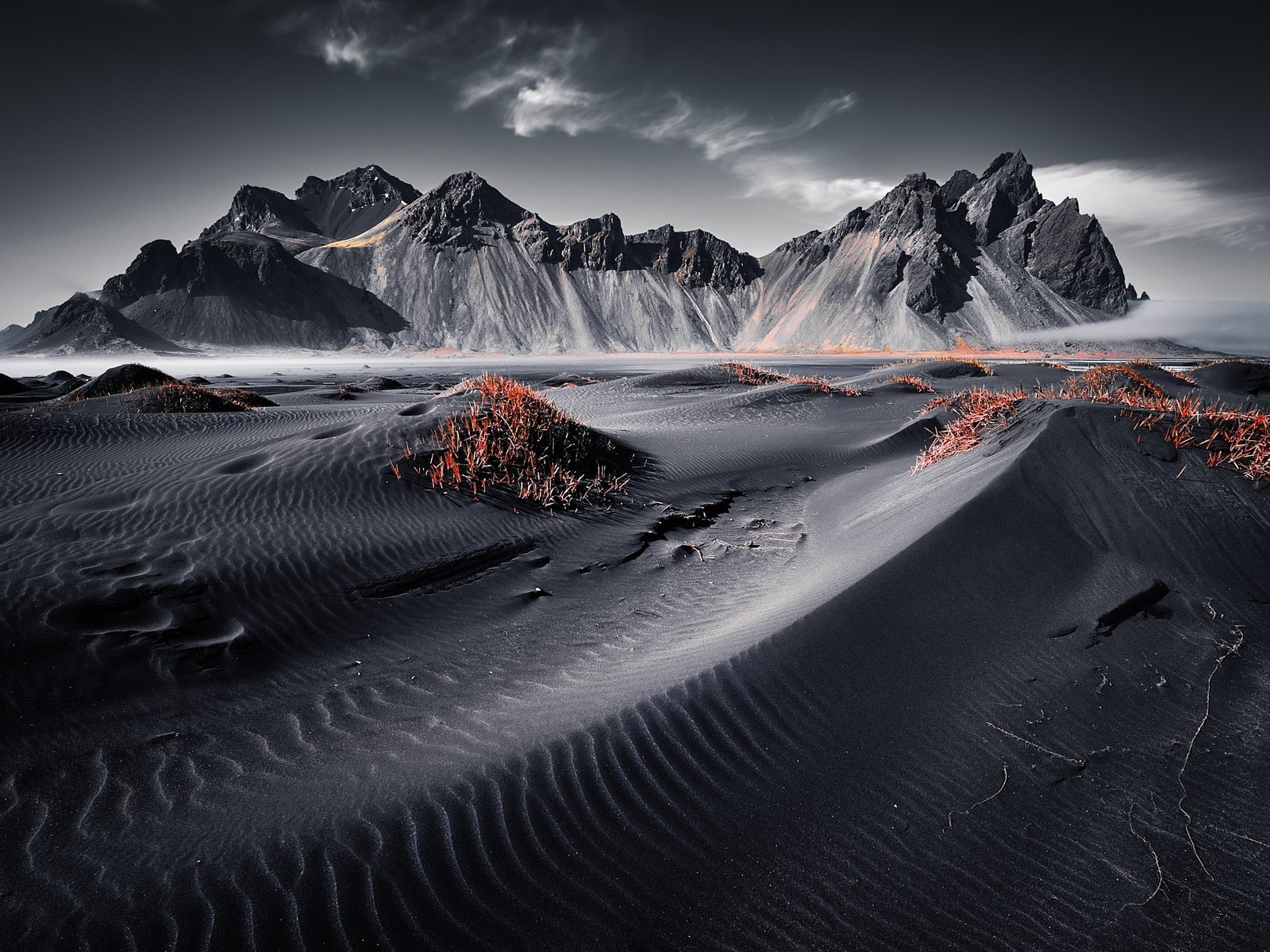 Обои горы, исландия, чёрный песок, vestrahorn islande, вулканический песок, mountains, iceland, black sand, volcanic sand разрешение 1920x1280 Загрузить