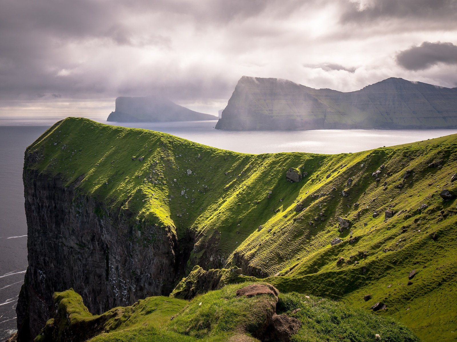 Обои небо, облака, скалы, море, побережье, фарерские острова, the sky, clouds, rocks, sea, coast, faroe islands разрешение 2048x1366 Загрузить