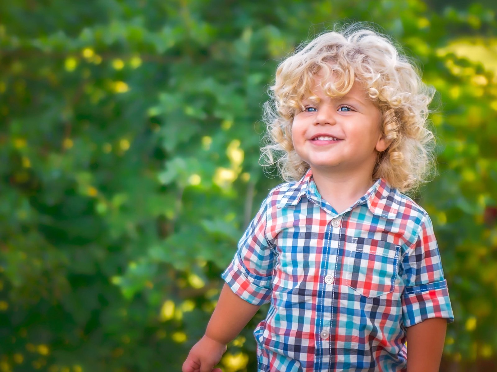 Обои улыбка, взгляд, волосы, лицо, ребенок, мальчик, smile, look, hair, face, child, boy разрешение 2880x1800 Загрузить