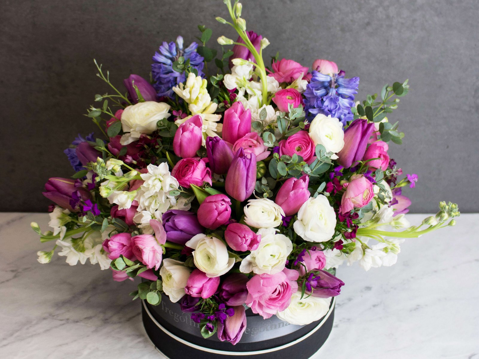 Обои цветы, букет, тюльпаны, коробка, лютик, левкой, маттиола, flowers, bouquet, tulips, box, buttercup, gillyflower разрешение 2400x2000 Загрузить