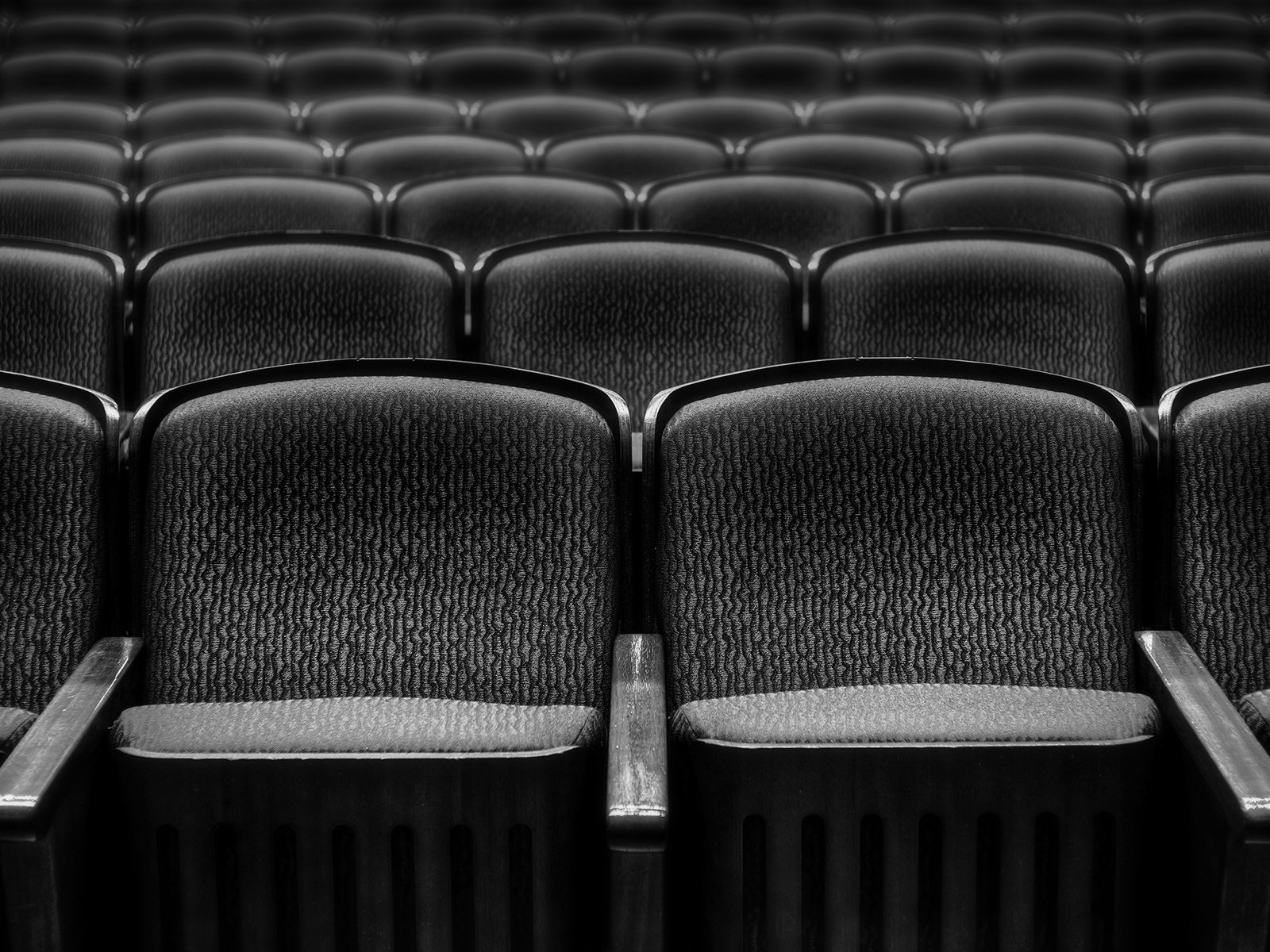 Обои чёрно-белое, театр, кресла, black and white, theatre, chairs разрешение 3840x2160 Загрузить