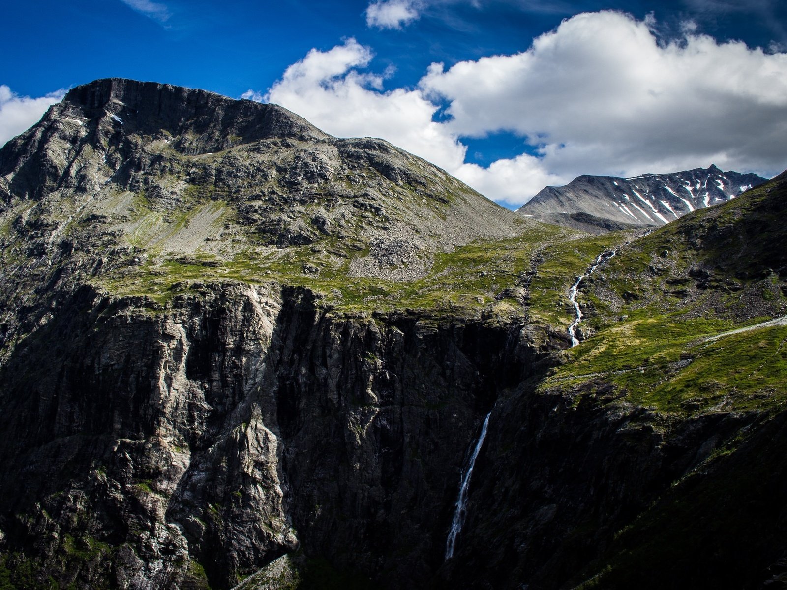 Обои небо, облака, горы, норвегия, горный хребет, trollstigen mountain range, тролльстиген, the sky, clouds, mountains, norway, mountain range разрешение 2048x1235 Загрузить