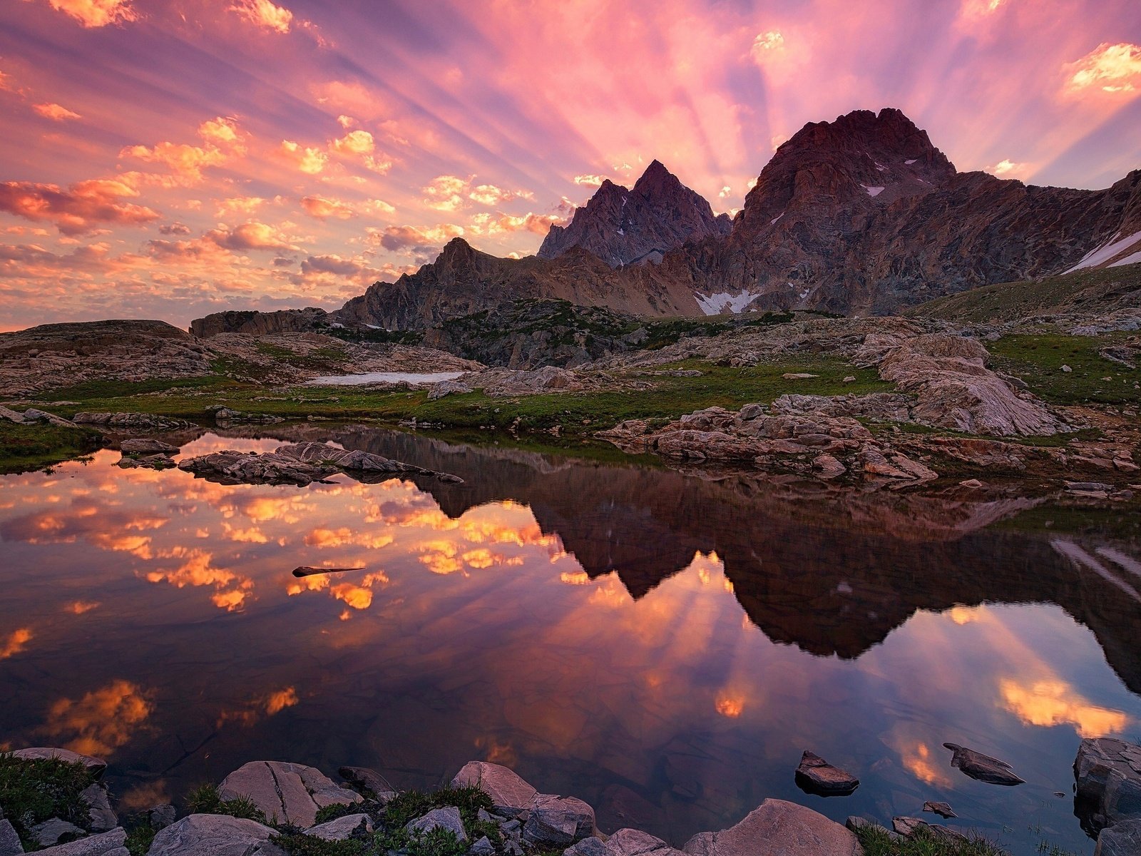 Обои небо, озеро, горы, камни, закат, отражение, лучи, водоем, the sky, lake, mountains, stones, sunset, reflection, rays, pond разрешение 3840x2160 Загрузить