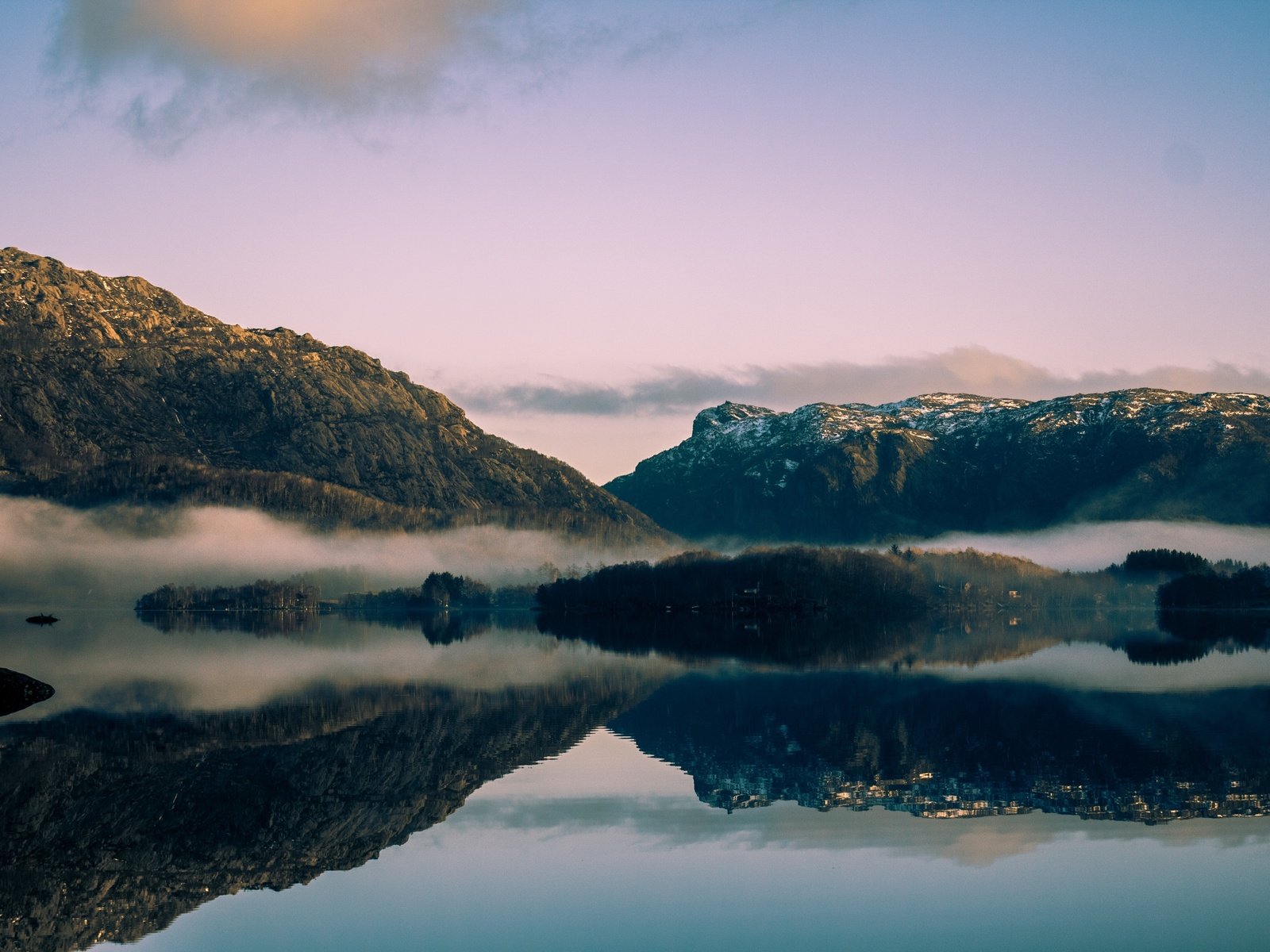 Обои небо, облака, озеро, горы, солнце, туман, норвегия, the sky, clouds, lake, mountains, the sun, fog, norway разрешение 5184x3456 Загрузить