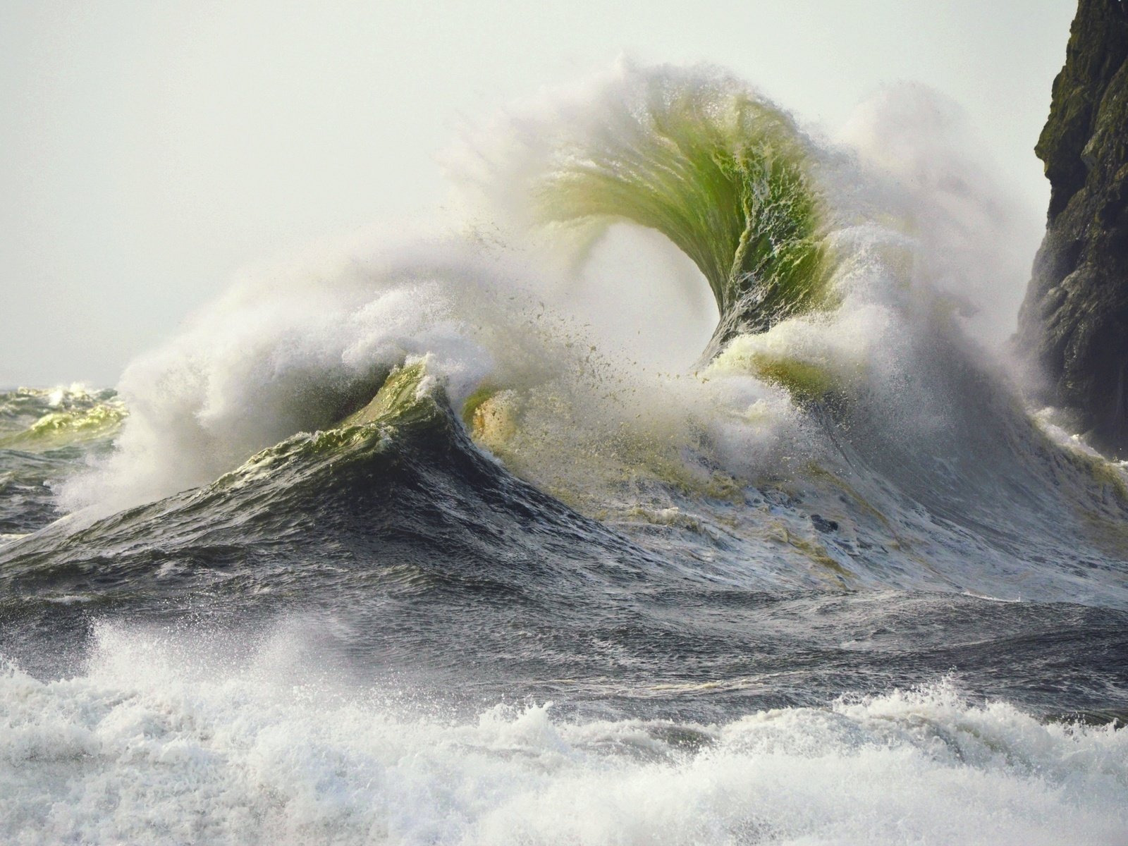 Обои вода, волны, море, скала, брызги, шторм, water, wave, sea, rock, squirt, storm разрешение 2157x1416 Загрузить