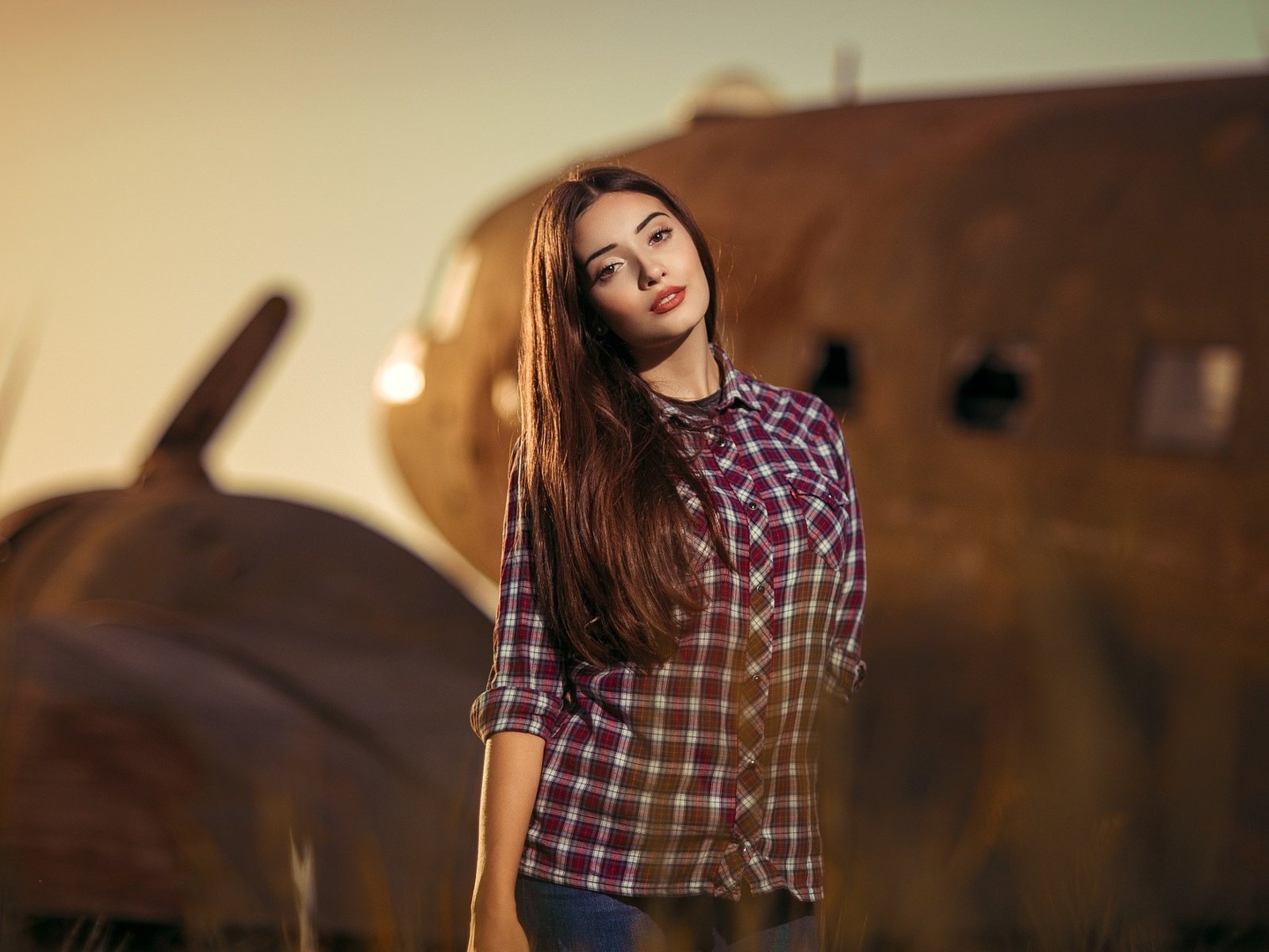 Обои девушка, взгляд, джинсы, рубашка, agelos tzitzifopoulos, girl, look, jeans, shirt разрешение 2048x1255 Загрузить