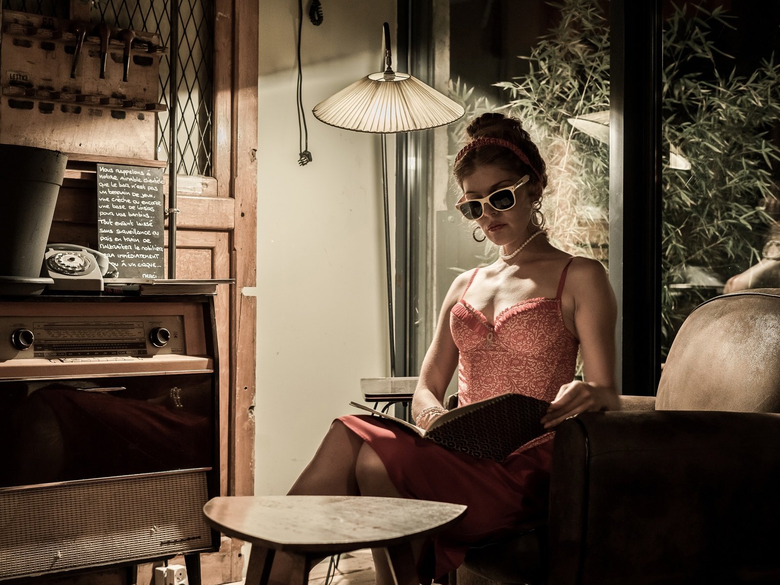 Обои стиль, девушка, винтаж, очки, кресло, книга, торшер, радиола, style, girl, vintage, glasses, chair, book, floor lamp, radiola разрешение 4500x3000 Загрузить