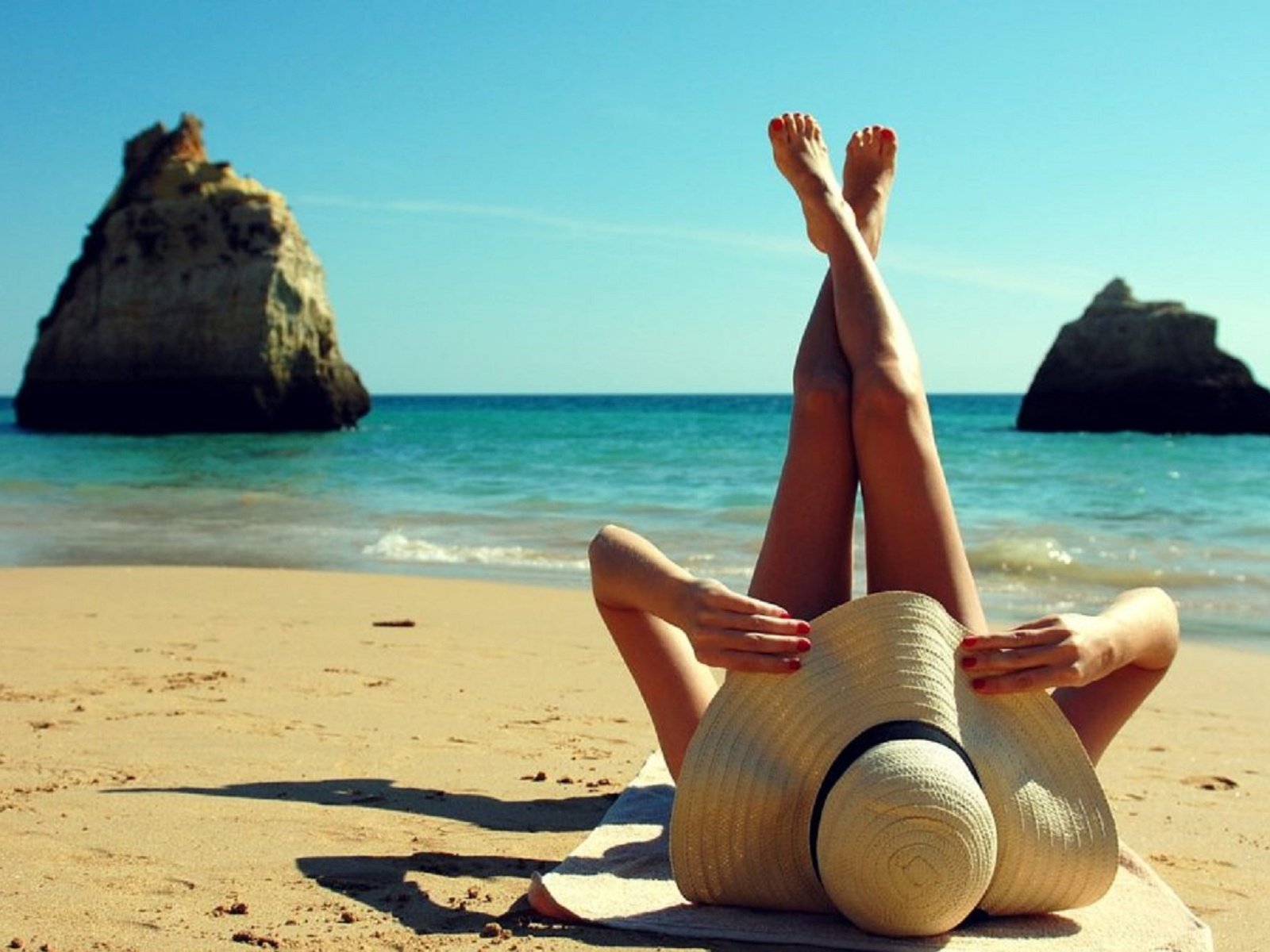 Обои девушка, море, пляж, ноги, шляпа, girl, sea, beach, feet, hat разрешение 2430x1518 Загрузить