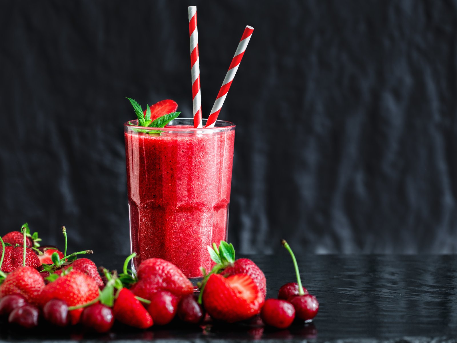 Обои клубника, ягоды, вишня, стакан, смузи, aleksandr zamuruev, strawberry, berries, cherry, glass, smoothies разрешение 5153x3435 Загрузить