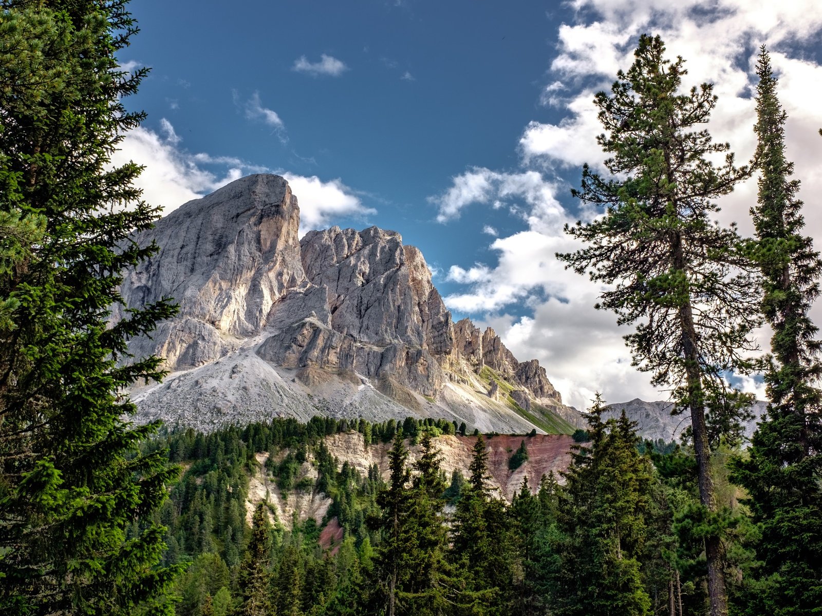 Обои небо, облака, деревья, горы, скалы, природа, лес, италия, the sky, clouds, trees, mountains, rocks, nature, forest, italy разрешение 4741x3161 Загрузить