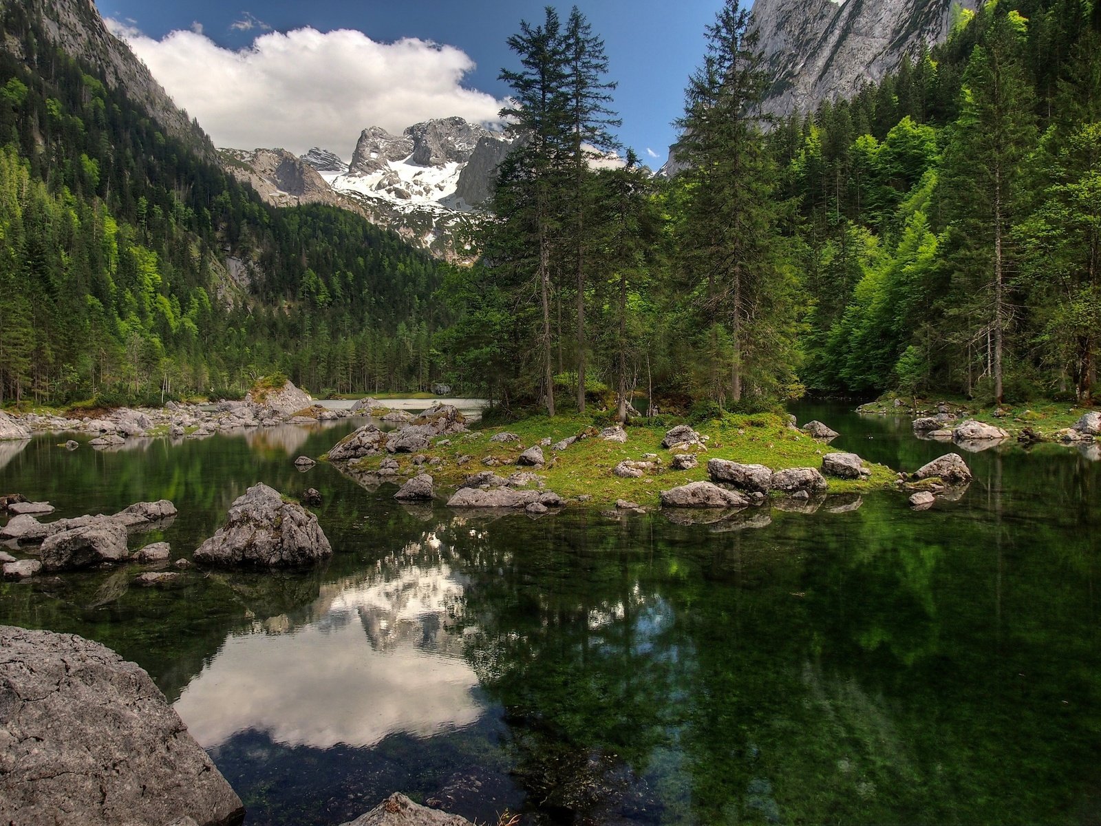 Обои небо, лес, облака, деревья, озеро, горы, скалы, снег, природа, the sky, forest, clouds, trees, lake, mountains, rocks, snow, nature разрешение 4021x3014 Загрузить