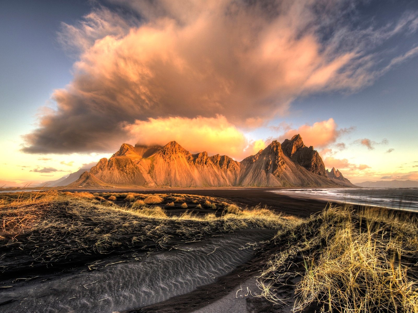 Обои небо, облака, горы, солнце, залив, исландия, stokksnes, the sky, clouds, mountains, the sun, bay, iceland разрешение 2047x1274 Загрузить