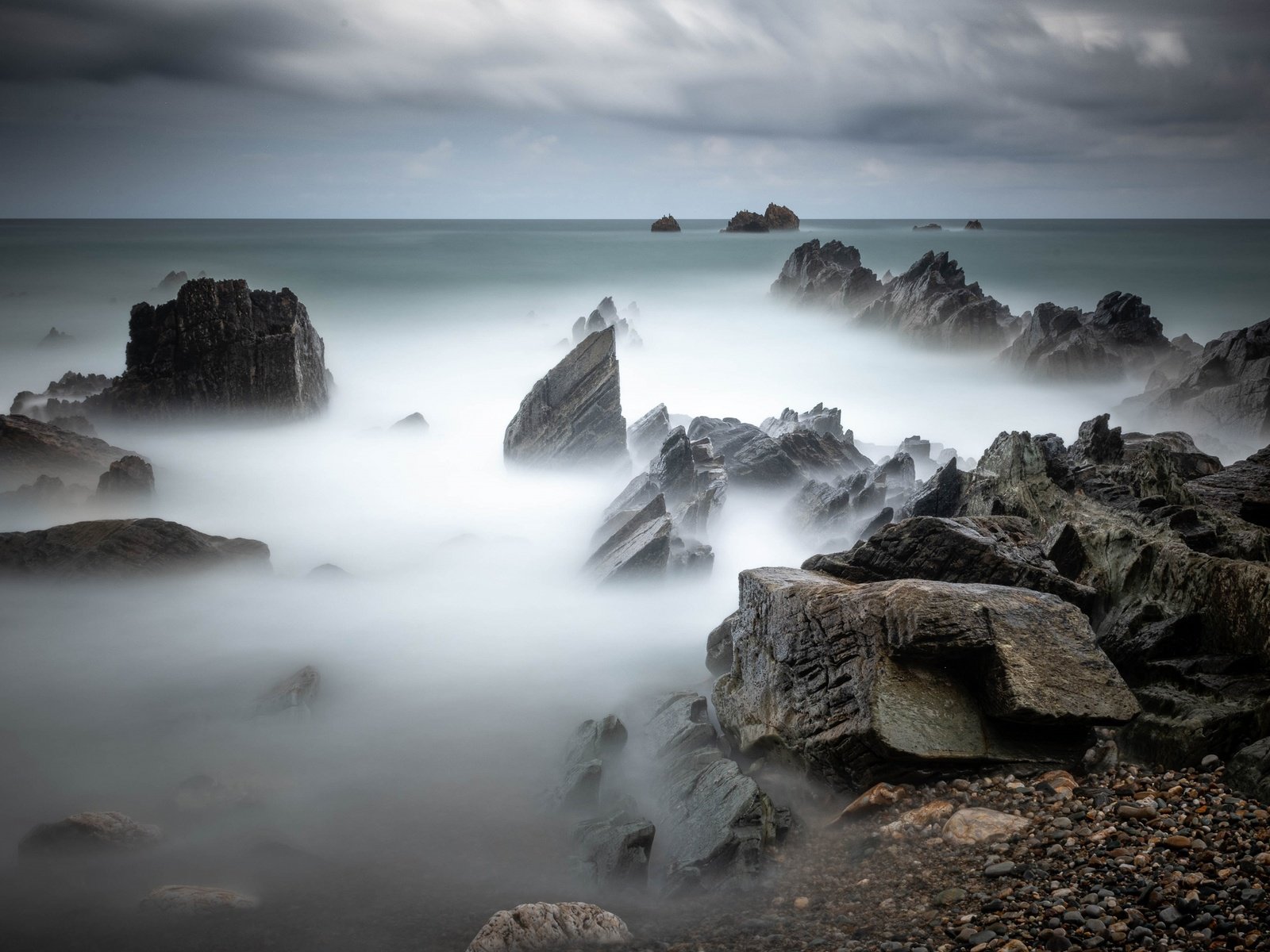 Обои небо, облака, скалы, камни, берег, море, туман, прибой, the sky, clouds, rocks, stones, shore, sea, fog, surf разрешение 3840x2160 Загрузить