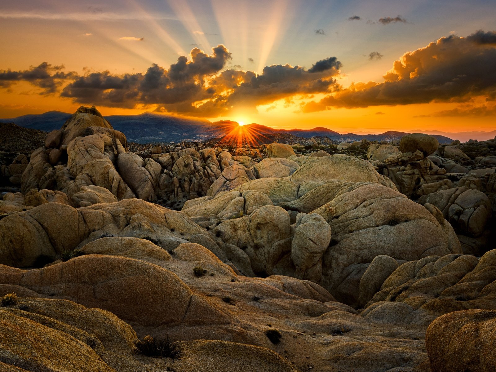 Обои облака, валуны, горы, скалы, солнце, камни, закат, сша, рельеф, clouds, boulders, mountains, rocks, the sun, stones, sunset, usa, relief разрешение 2925x2048 Загрузить