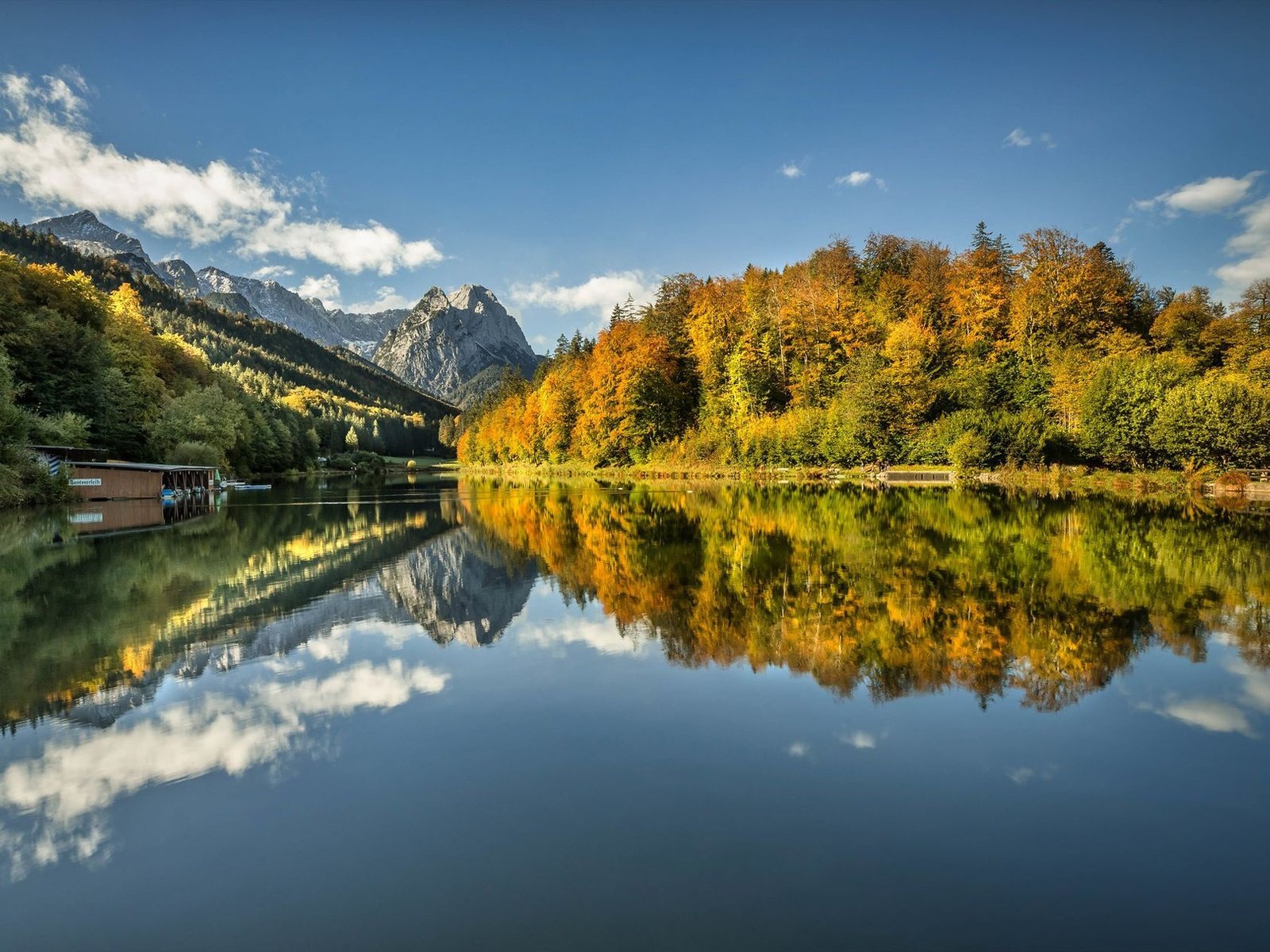 Обои озеро, горы, лес, отражение, осень, германия, бавария, lake, mountains, forest, reflection, autumn, germany, bayern разрешение 1920x1250 Загрузить