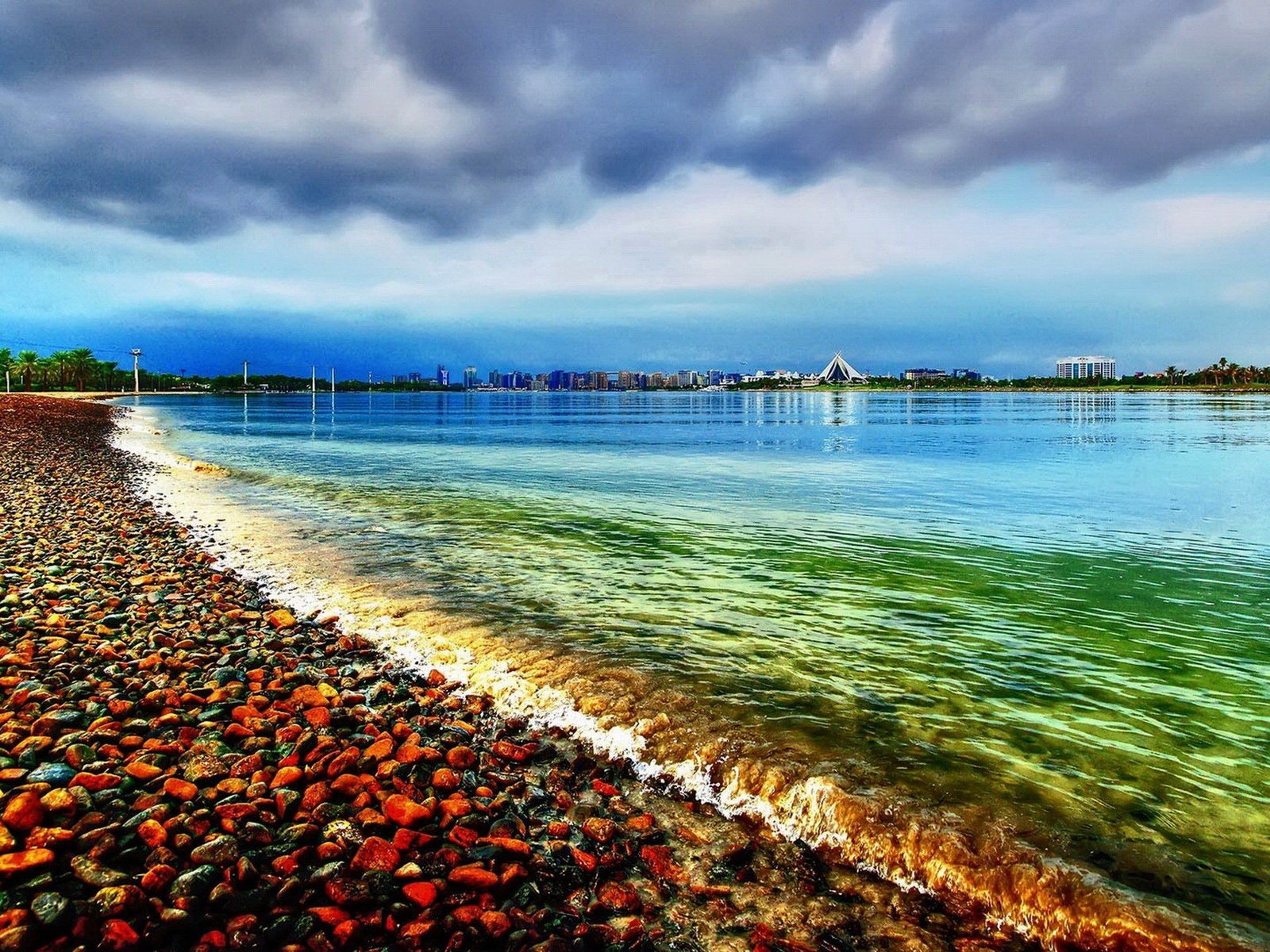 Обои небо, облака, камни, галька, море, пляж, горизонт, the sky, clouds, stones, pebbles, sea, beach, horizon разрешение 2560x1440 Загрузить