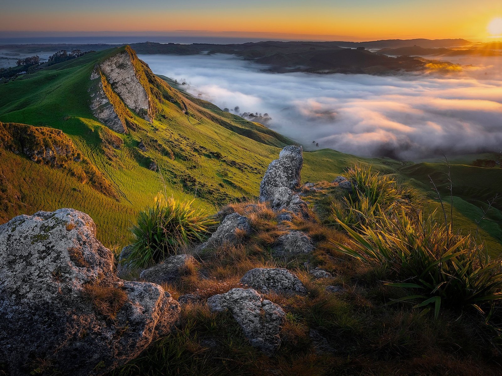 Обои горы, восход, утро, туман, рассвет, новая зеландия, mountains, sunrise, morning, fog, dawn, new zealand разрешение 2048x1229 Загрузить