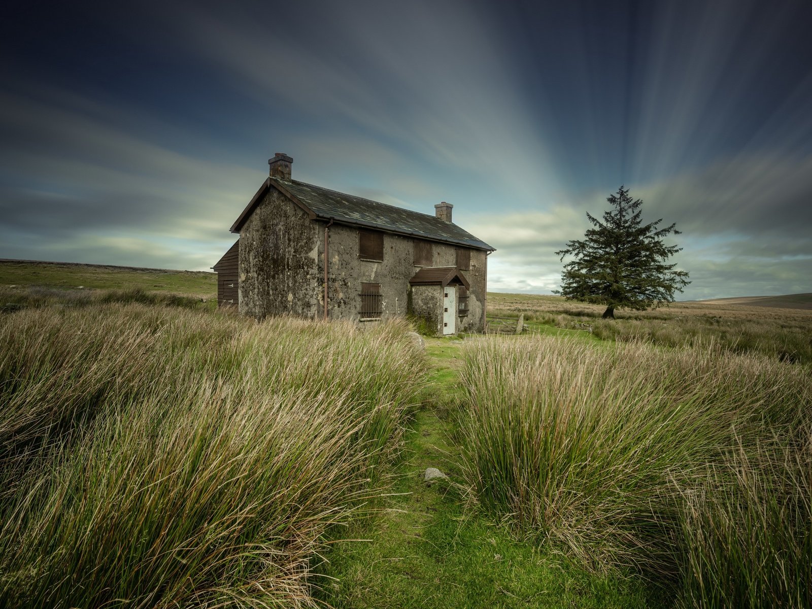 Обои небо, облака, поле, дом, одинокое дерево, солнечный свет, the sky, clouds, field, house, lonely tree, sunlight разрешение 3840x2160 Загрузить