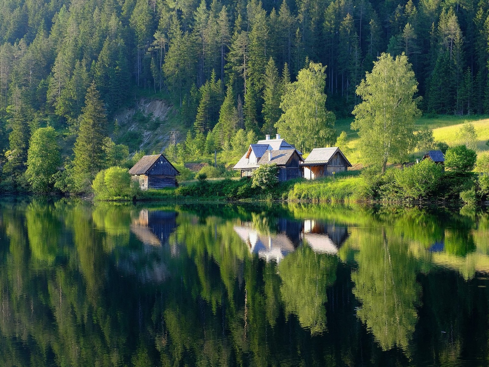 Обои озеро, лес, отражение, домики, водоем, дома, lake, forest, reflection, houses, pond, home разрешение 3840x2160 Загрузить