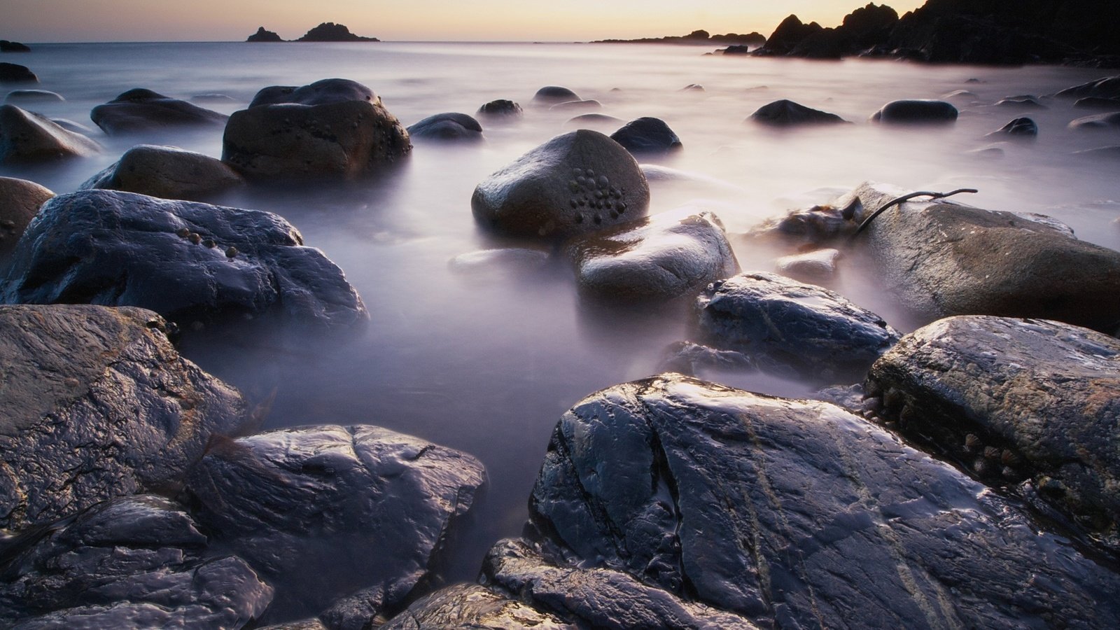 Обои вода, камни, берег, water, stones, shore разрешение 2560x1920 Загрузить