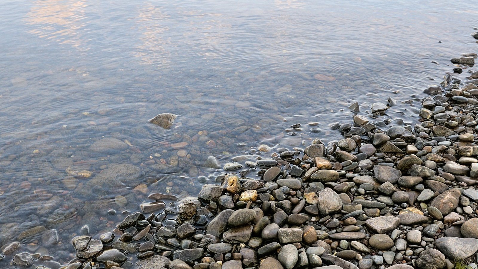 Обои вода, камни, берег, галька, камени, water, stones, shore, pebbles, kameni разрешение 2000x1333 Загрузить