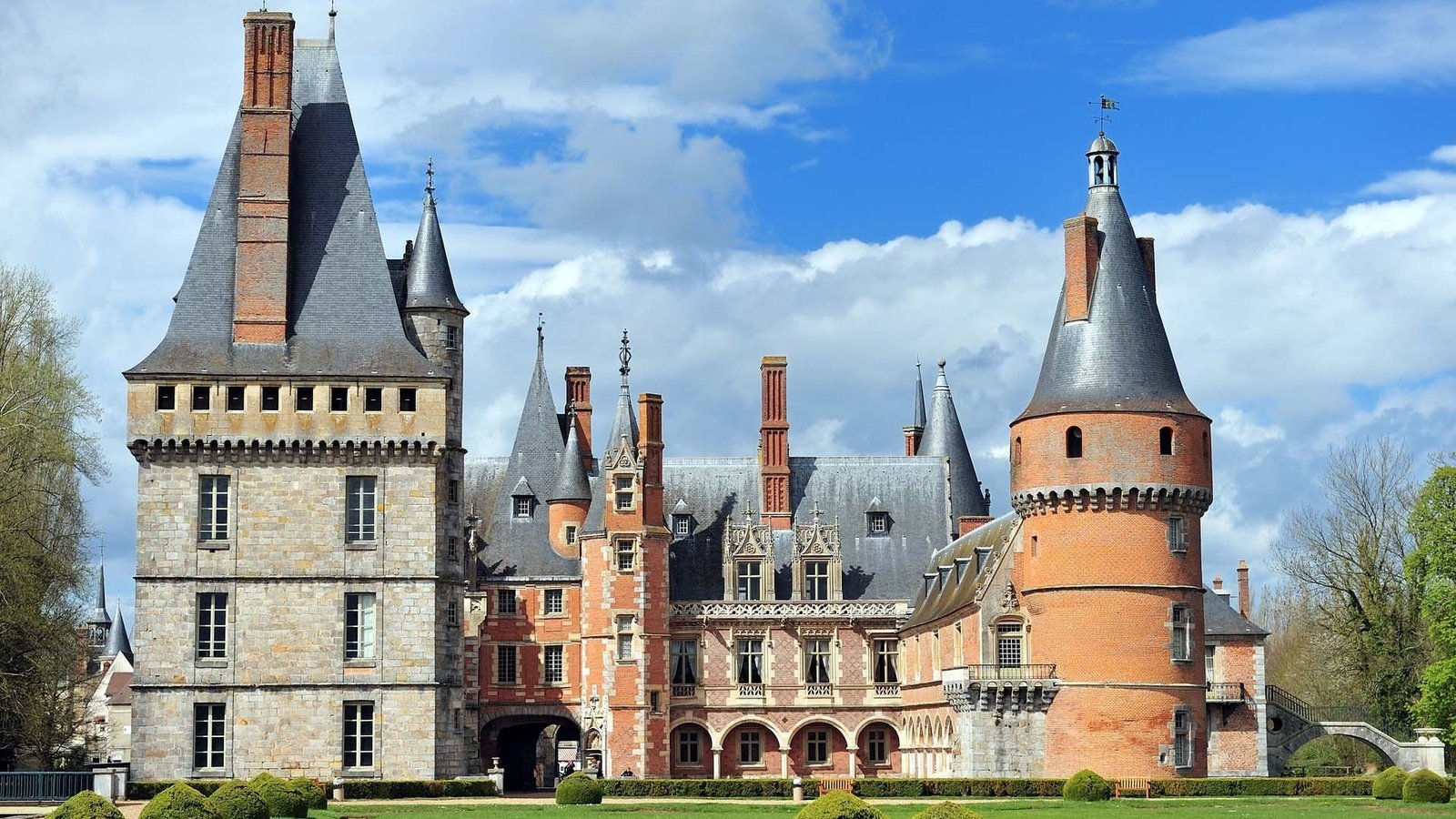 Обои небо, замок, сад, окна, франция, chateau de maintenon, maintenon, шато де ментенон, the sky, castle, garden, windows, france разрешение 1920x1200 Загрузить