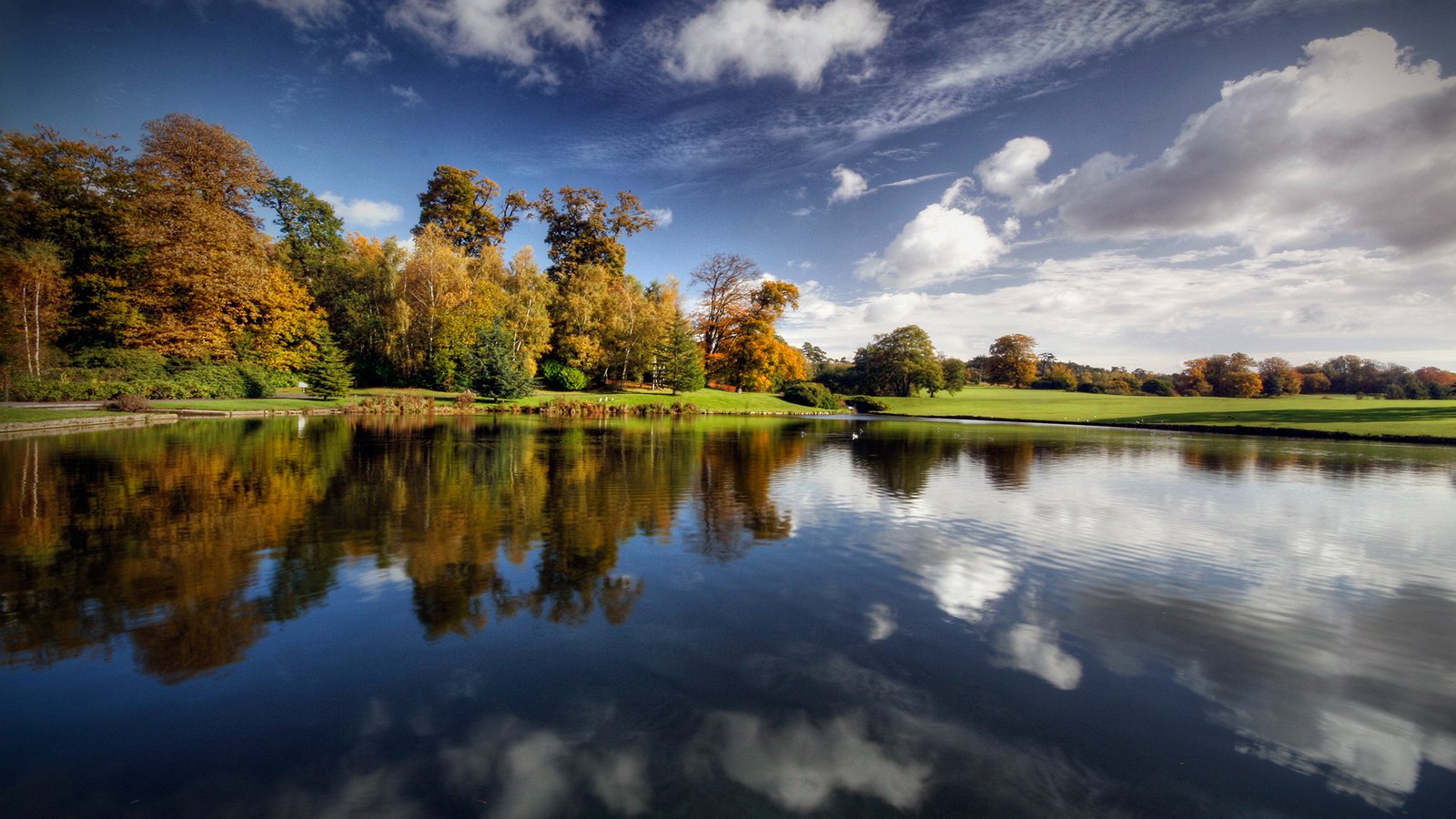 Обои облака, деревья, озеро, отражение, clouds, trees, lake, reflection разрешение 1920x1200 Загрузить