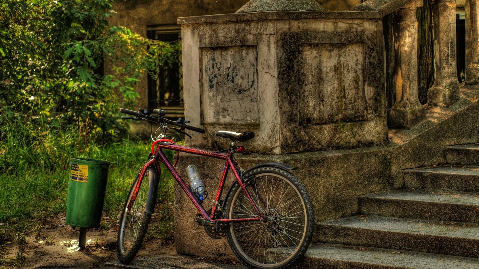 Обои лестница, красный, велосипед, bicycle, ожидает хозяина, ladder, red, bike, expects разрешение 3648x2736 Загрузить