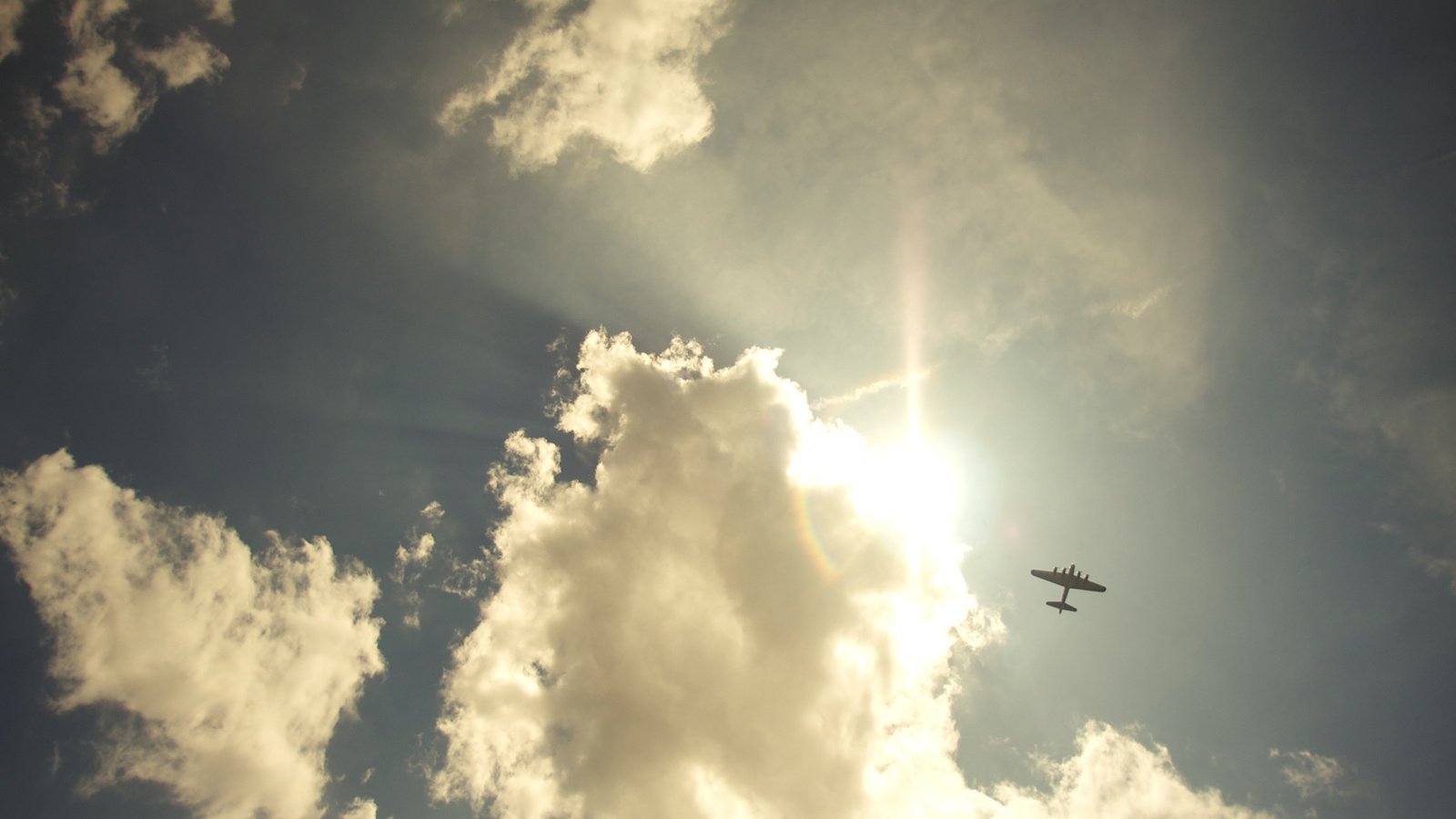 Обои небо, облака, самолет, пейзажи, свобода, неба, airplanes, рейс, the sky, clouds, the plane, landscapes, freedom, sky, flight разрешение 1920x1200 Загрузить