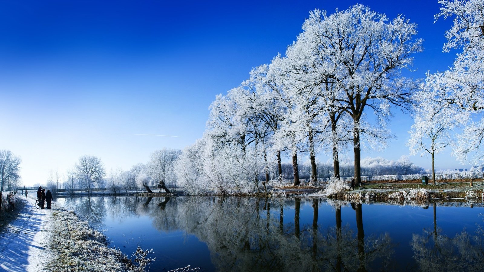 Обои небо, иней, деревья, река, снег, природа, зима, отражение, люди, the sky, frost, trees, river, snow, nature, winter, reflection, people разрешение 2560x1600 Загрузить