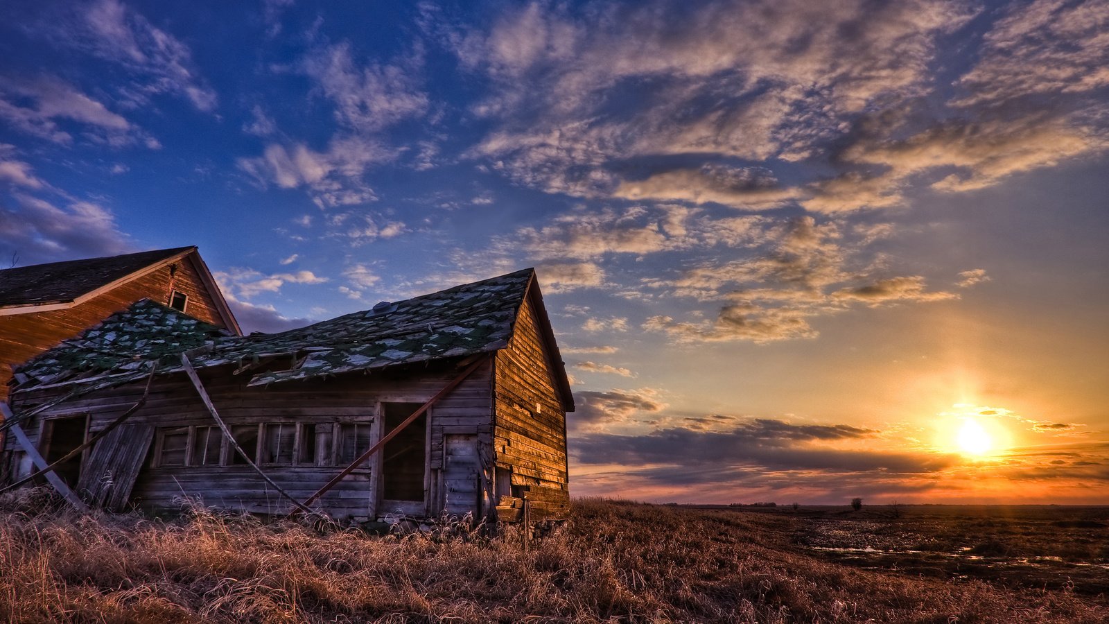 Обои небо, солнце, пейзаж, поле, дом, взляд, the sky, the sun, landscape, field, house, view разрешение 2560x1600 Загрузить