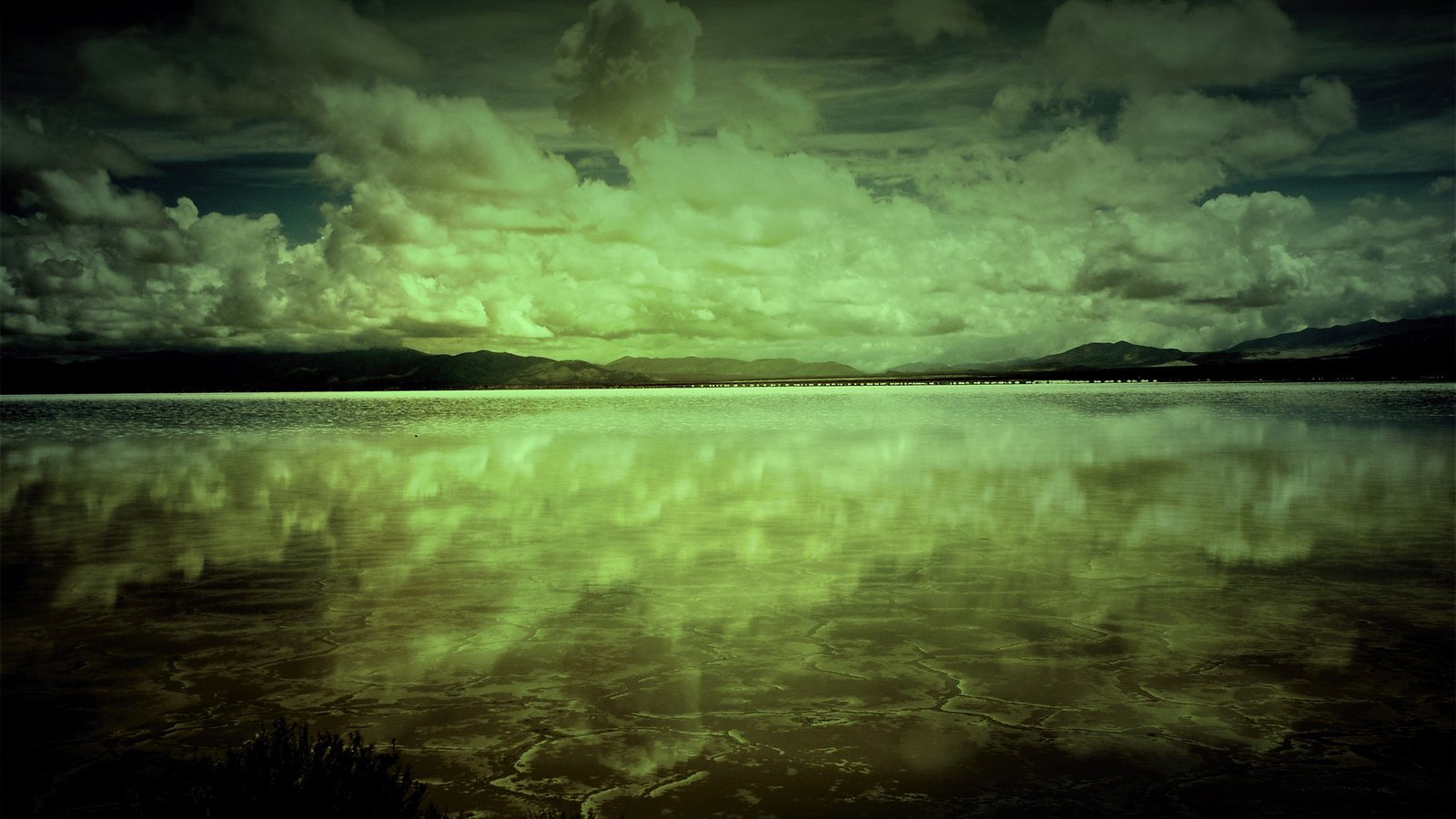 Обои облака, озеро, мрак, отражение, clouds, lake, the darkness, reflection разрешение 2560x1600 Загрузить