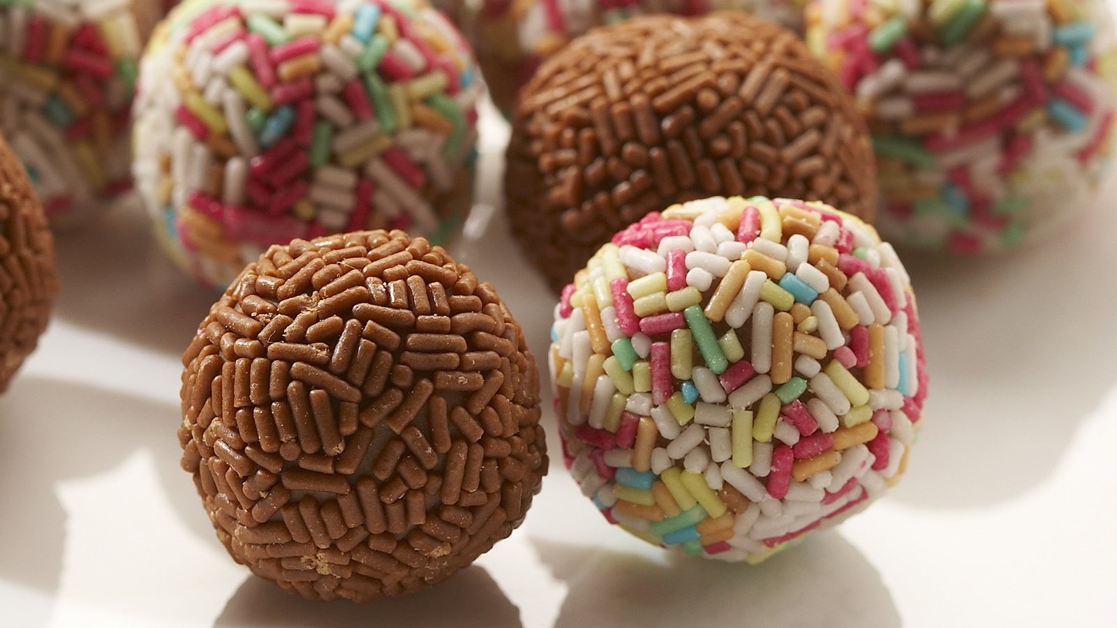 Обои конфеты, шарики, шоколад, сладкое, десерт, воздушный рис, candy, balls, chocolate, sweet, dessert, puffed rice разрешение 1920x1200 Загрузить