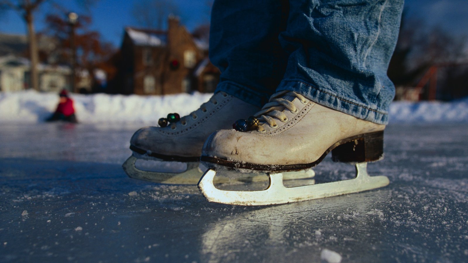 Обои зима, джинсы, каток, коньки, winter, jeans, rink, skates разрешение 3947x2625 Загрузить